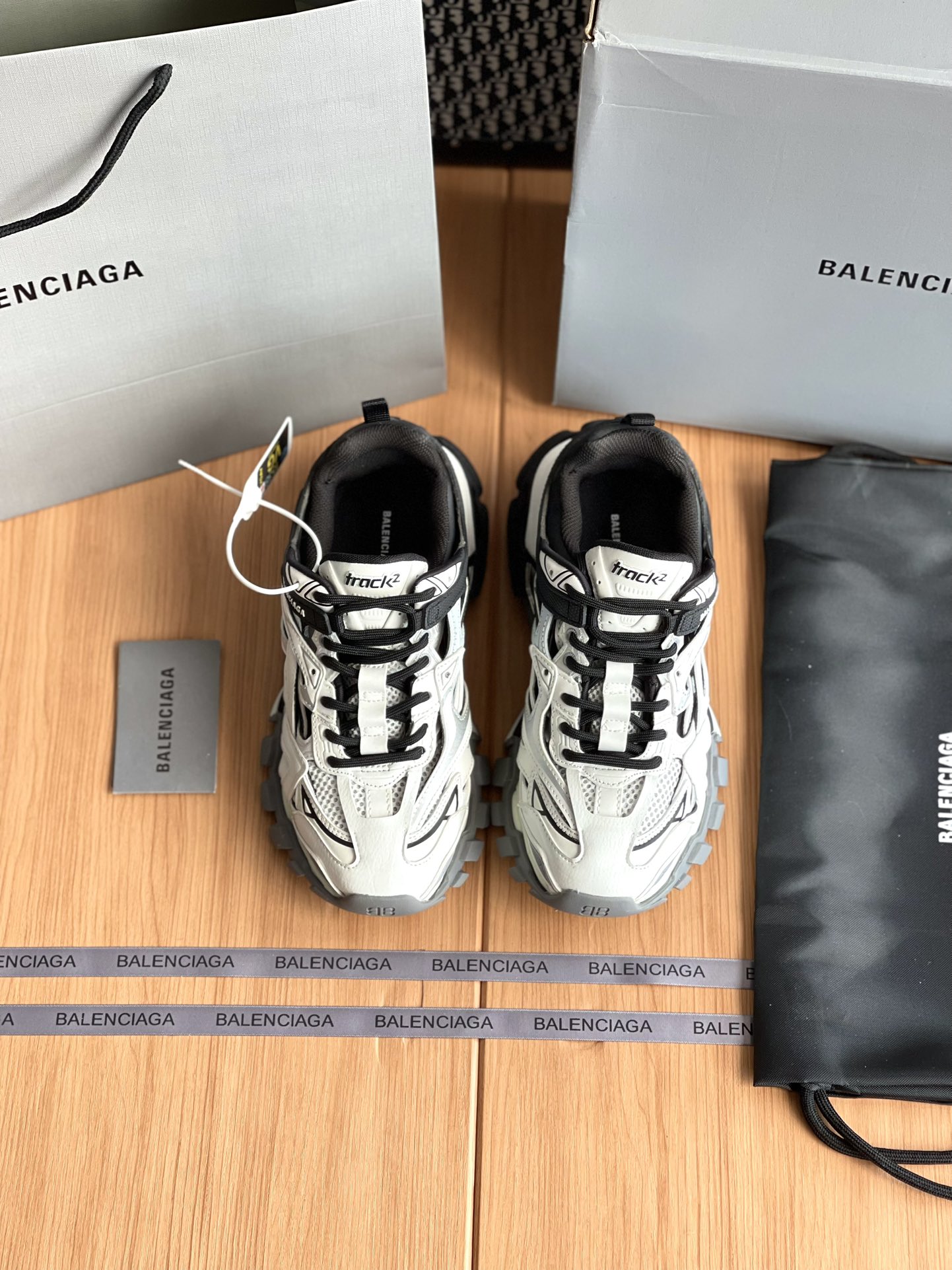 NO:174363,Balenciaga track 2.0 dad shoes. The whole pair of shoes is purchased and developed and created by Zp, all customized materials, exclusive mold opening sole, all details are shipped together, and even the packaging is the same as the genuine one. The size is 35-45, dad shoes, balenciaga19860909巴黎世家track2.0老爹鞋 整双鞋子采购Zp开发打造,全部定制材料,独家开模大底,细节全部对版出货,连包装也做到跟正品一样.码数35-45,老爹鞋,balenciaga,Women's Shoes