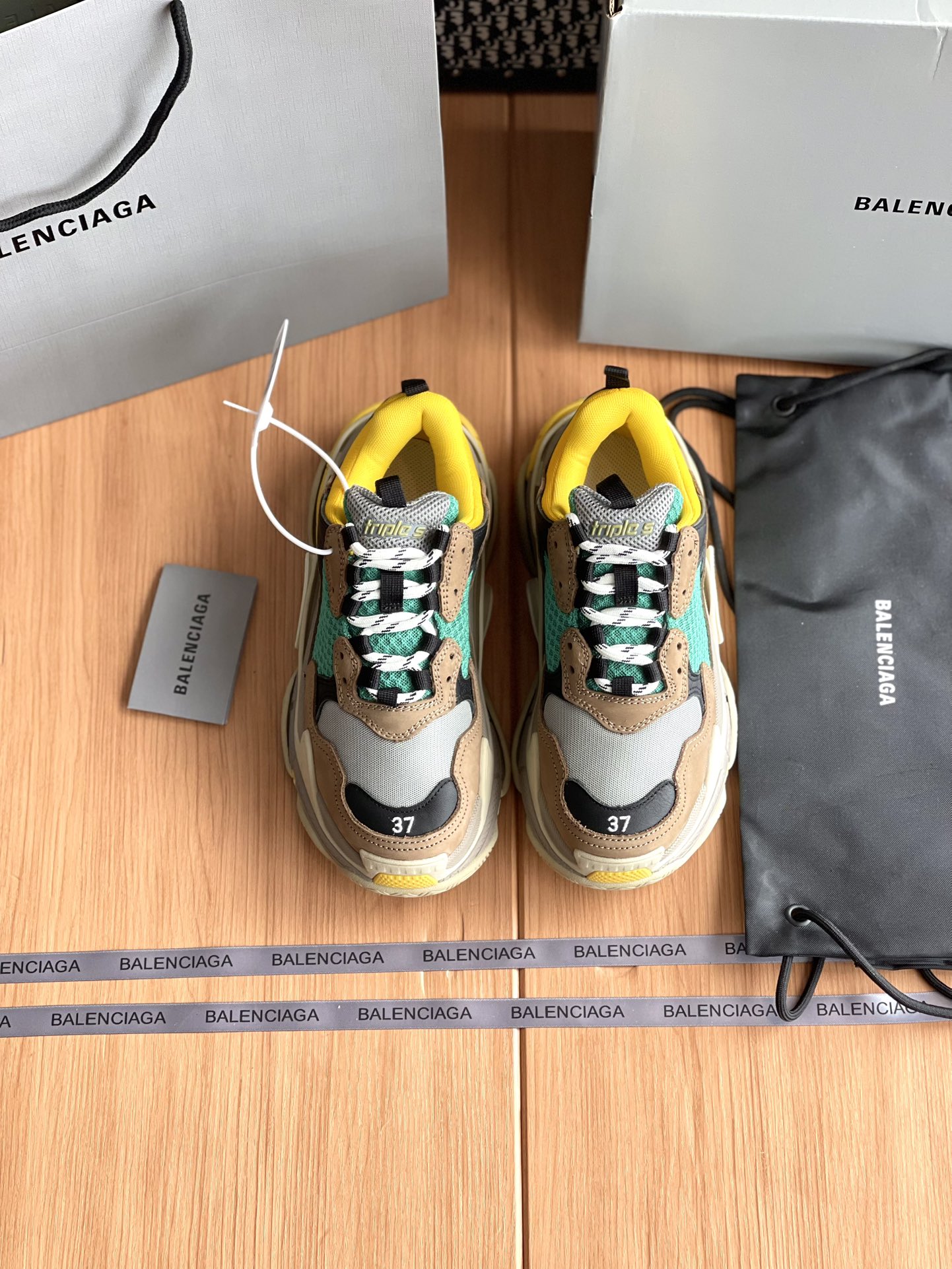 NO:174357,Balenciaga triple s dad shoes The whole pair of shoes is purchased and developed and created by Zp, all customized materials, exclusive mold opening sole, all details are shipped together, and even the packaging is the same as the genuine one. The size 35-45, dad shoes, balenciaga19860909巴黎世家triple s 老爹鞋 整双鞋子采购Zp开发打造,全部定制材料,独家开模大底,细节全部对版出货,连包装也做到跟正品一样.码数35-45,老爹鞋,balenciaga,Women's Shoes
