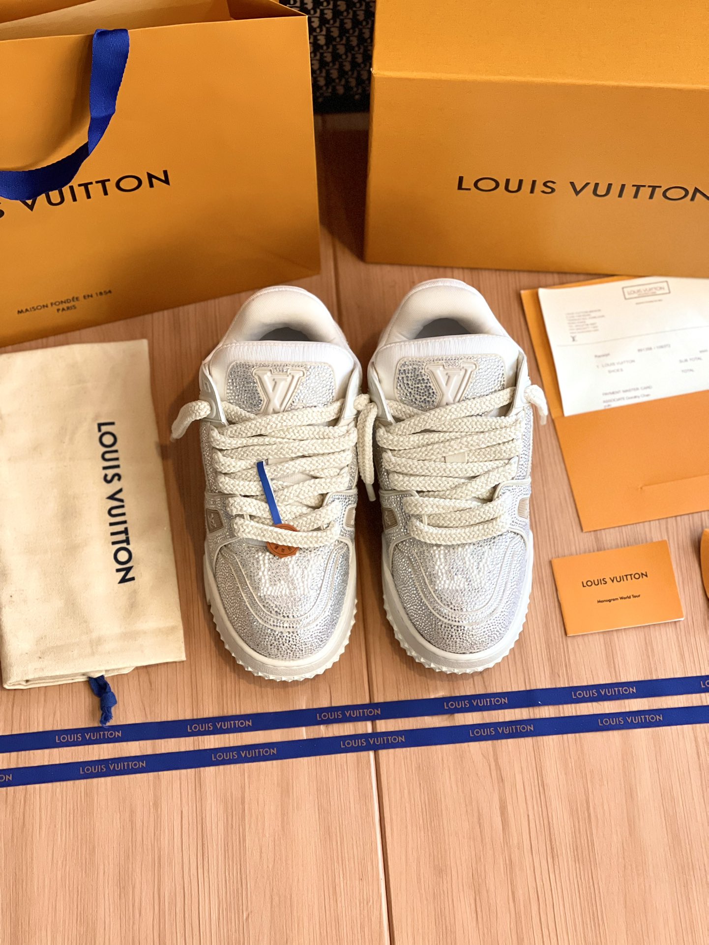 NO:235596,LV trainer series, the whole pair of shoes is purchased, developed and created by Zp, all customized materials, exclusive mold opening sole, all details are shipped together, and even the packaging is the same as the genuine one. The size is 35-45, casual shoes/sports shoes, louis vuitton, sneakers19860909LV trainer系列 整双鞋子采购Zp开发打造,全部定制材料,独家开模大底,细节全部对版出货,连包装也做到跟正品一样.码数35-45,休闲鞋/运动鞋,louis vuitton,sneakers,Women's Shoes