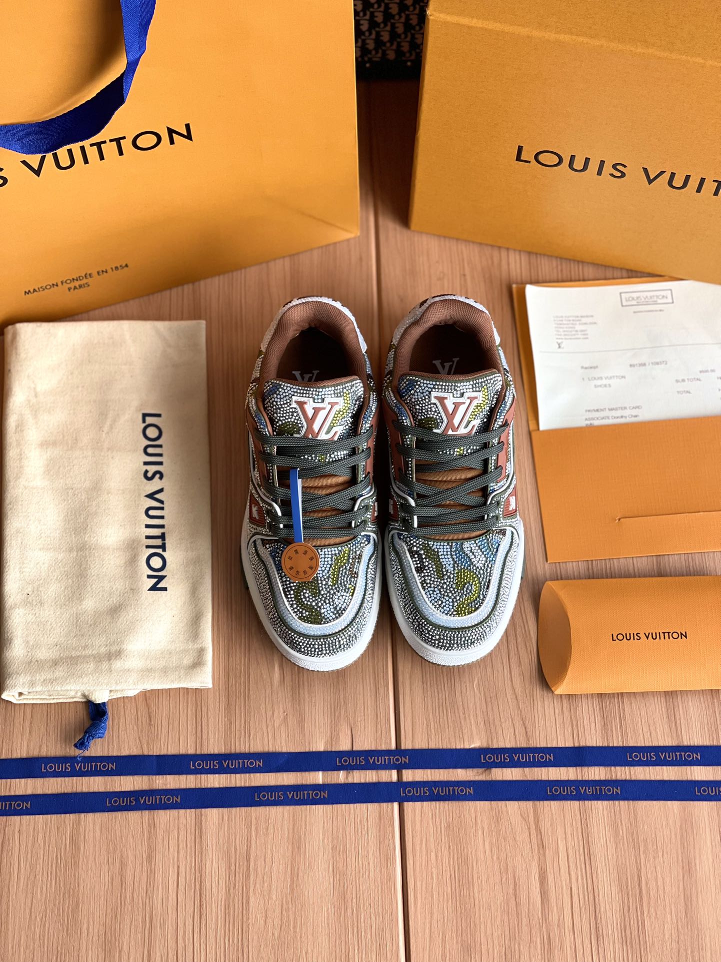 NO:235561,LV trainer series, the whole pair of shoes is purchased, developed and created by Zp, all customized materials, exclusive mold opening sole, all details are shipped together, and even the packaging is the same as the genuine one. The size is 35-45, casual shoes/sports shoes, louis vuitton, sneakers19860909LV trainer系列 整双鞋子采购Zp开发打造,全部定制材料,独家开模大底,细节全部对版出货,连包装也做到跟正品一样.码数35-45,休闲鞋/运动鞋,louis vuitton,sneakers,Women's Shoes