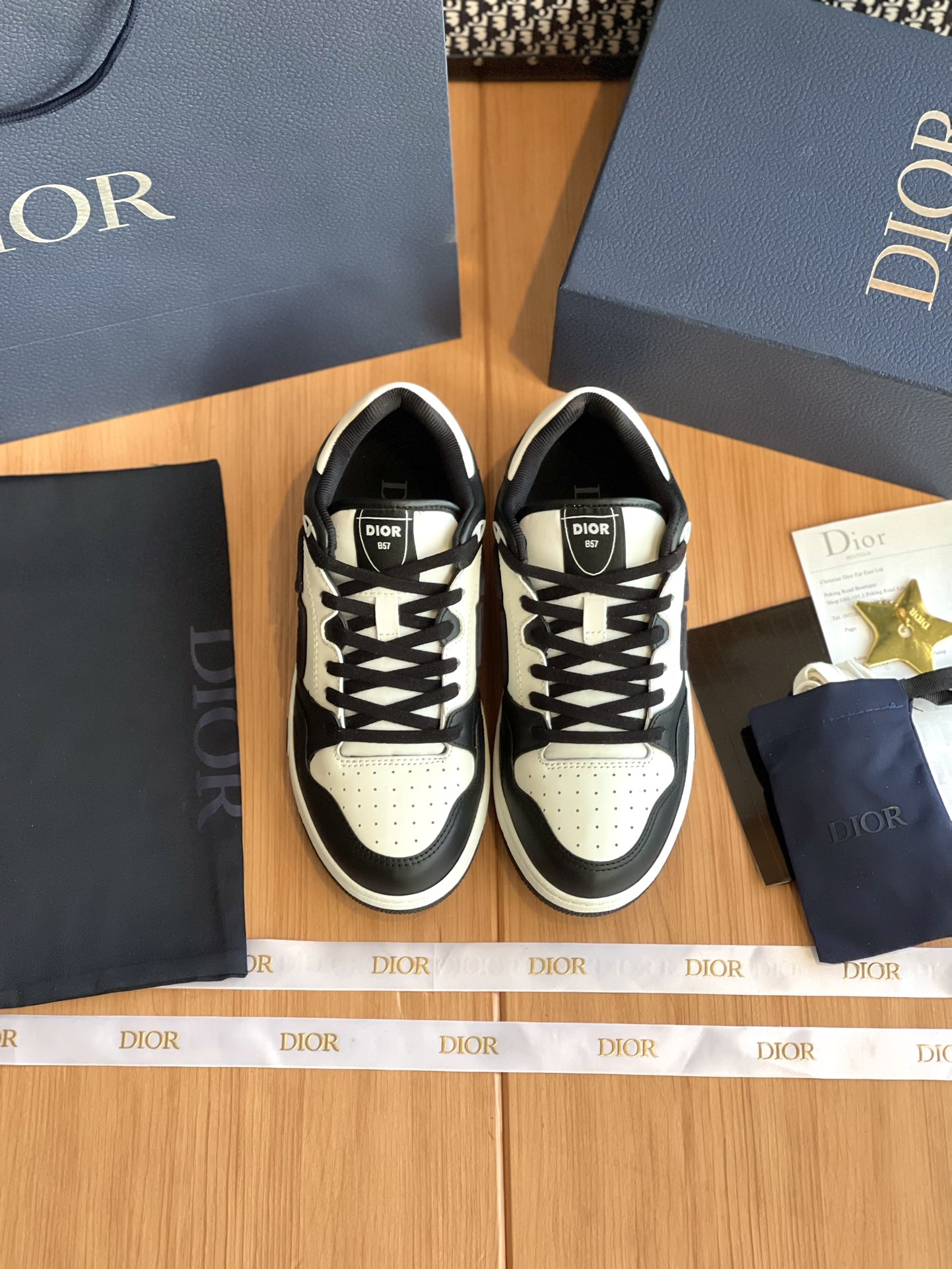 NO:173976,Dior B57 series shoes are purchased and developed and developed by Zp, all customized materials, exclusive mold opening sole, all details are shipped together, and even the packaging is the same as the genuine one. Size: men's 39-44, casual shoes/sports shoes, dior, sneakers19860909Dior B57系列整双鞋子采购Zp开发打造,全部定制材料,独家开模大底,细节全部对版出货,连包装也做到跟正品一样.码数:男39-44,休闲鞋/运动鞋,dior,sneakers,Women's Shoes