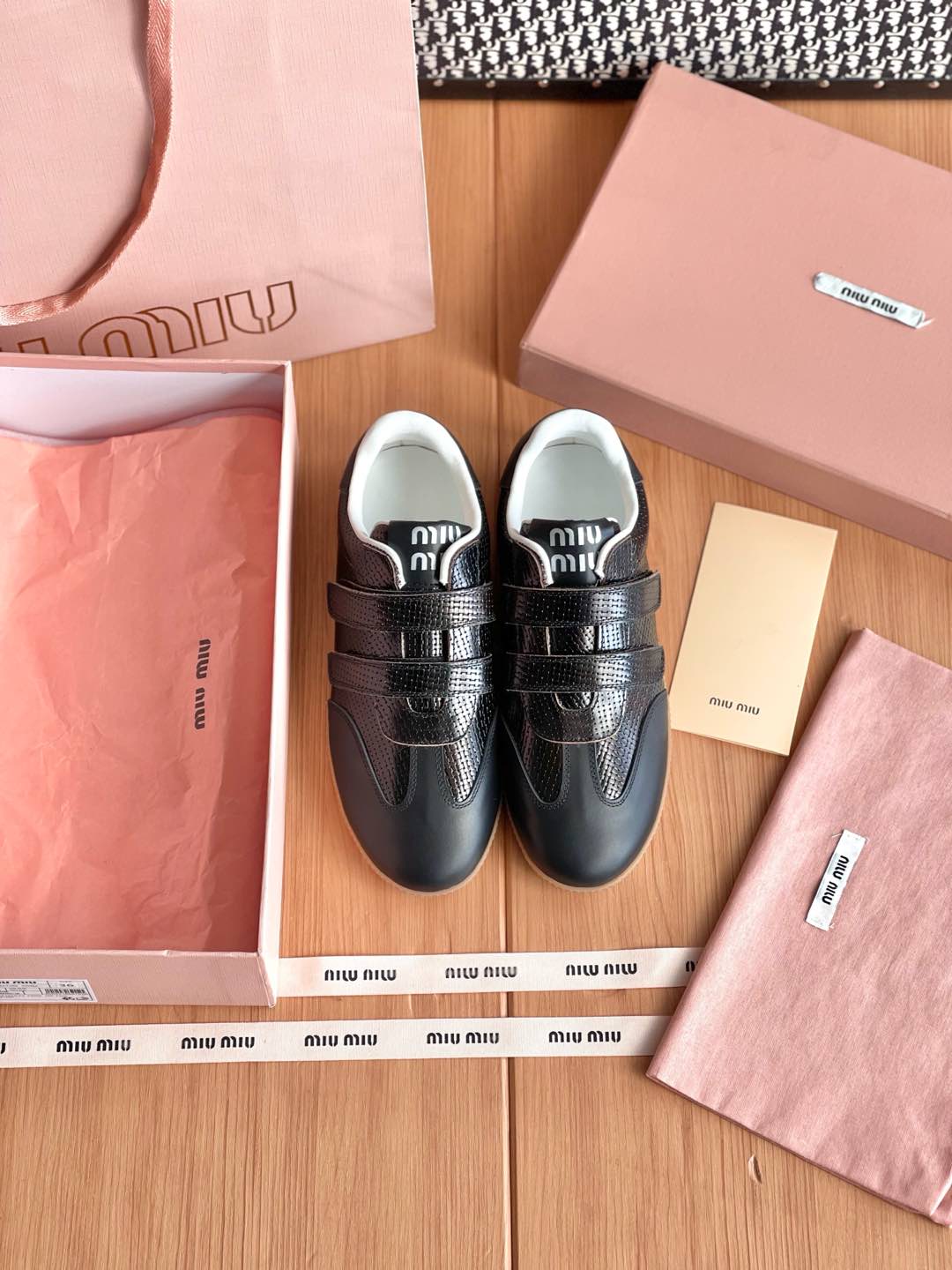 NO:129335,Miumiu Velcro De Training Shoes, ZP-procurement, all customized materials, exclusive mold opening sole, all details are shipped together, and even the packaging is the same as the genuine one. Size: 35-40, casual shoes/sports shoes, miumiu, sneakers19860909miumiu 魔术贴德训鞋整双鞋子采购Zp开发打造,全部定制材料,独家开模大底,细节全部对版出货,连包装也做到跟正品一样.码数:35-40,休闲鞋/运动鞋,miumiu,sneakers,Women's Shoes