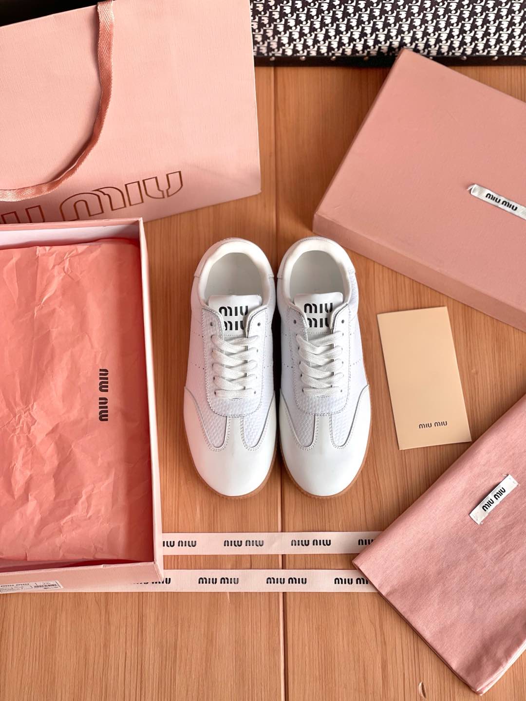 NO:129351,Miumiu Dexue Shoes are purchased and developed for Zp, all customized materials, exclusive mold opening sole, all details are shipped together, and even the packaging is the same as the genuine one. Size: 35-40, casual shoes/sports shoes, miumiu, sneakers19860909miumiu 德训鞋整双鞋子采购Zp开发打造,全部定制材料,独家开模大底,细节全部对版出货,连包装也做到跟正品一样.码数:35-40,休闲鞋/运动鞋,miumiu,sneakers,Women's Shoes