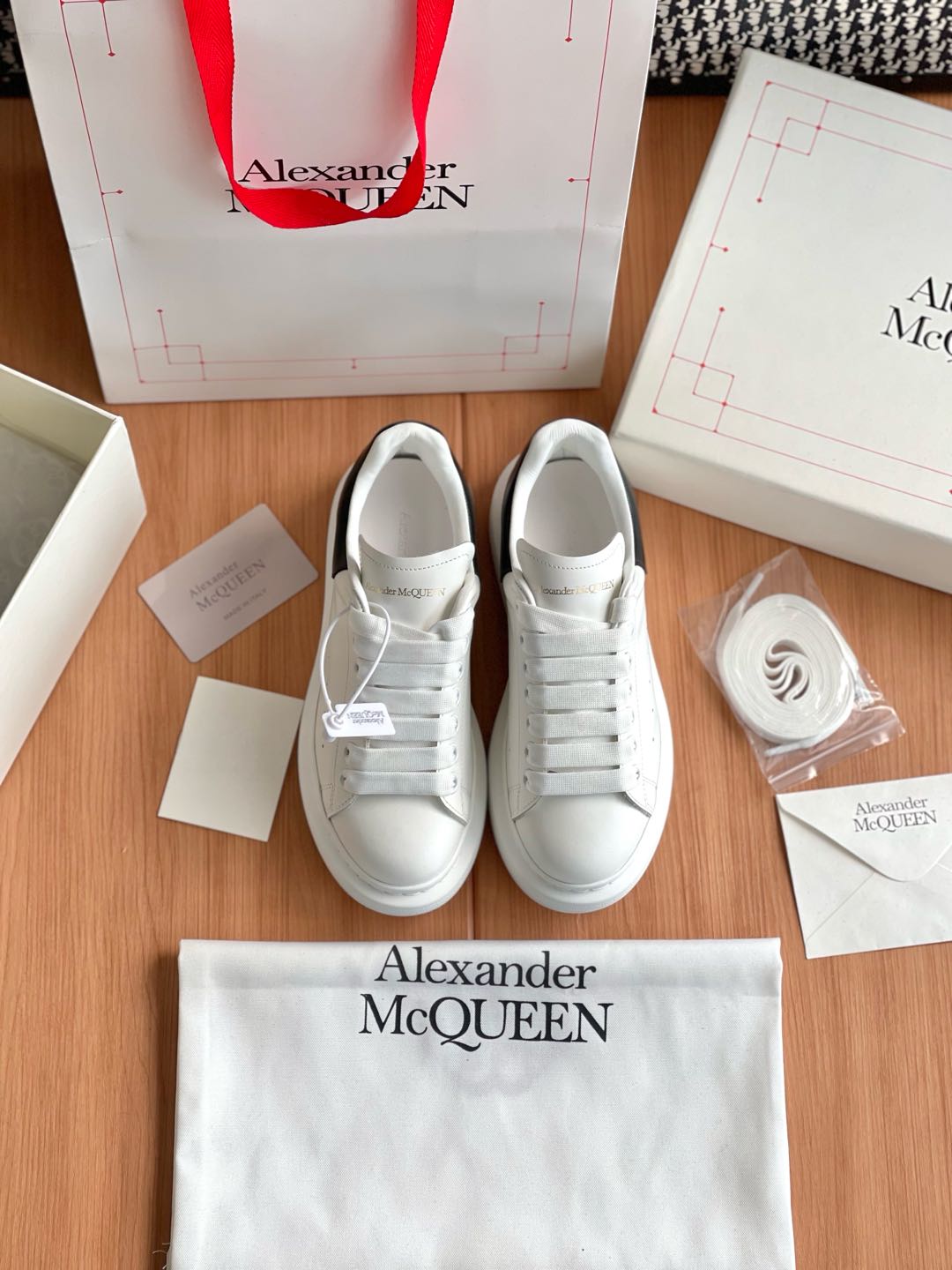 NO:174102,McQueen's classic pair of shoes are purchased and developed and created by Zp, all customized materials, exclusive mold opening sole, all details are shipped together, and even the packaging is the same as the genuine one. Size: Women's 35-40 Men's 39-45, casual shoes/sports shoes, alexander mcqueen, sneakers19860909麦昆经典款整双鞋子采购Zp开发打造,全部定制材料,独家开模大底,细节全部对版出货,连包装也做到跟正品一样.码数:女35-40 男39-45,休闲鞋/运动鞋,alexander mcqueen,sneakers,Women's Shoes