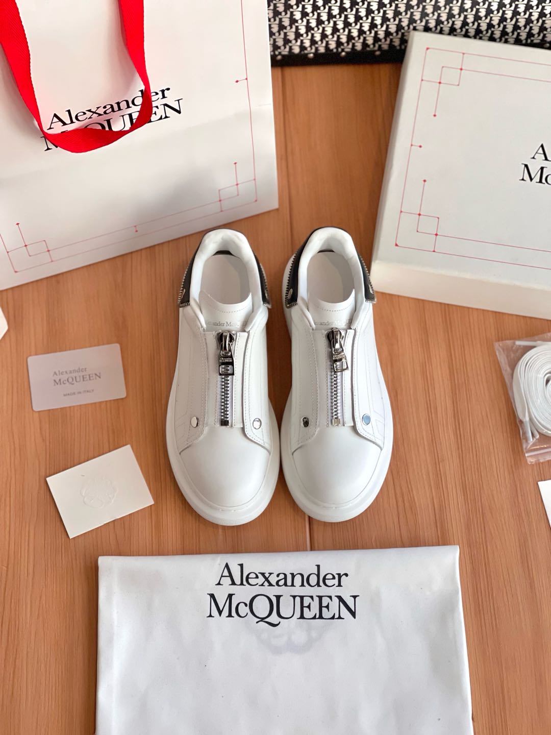 NO:174089,McQueen's classic pair of shoes are purchased and developed and created by Zp, all customized materials, exclusive mold opening sole, all details are shipped together, and even the packaging is the same as the genuine one. Size: Women's 35-40 Men's 39-45, casual shoes/sports shoes, alexander mcqueen, sneakers19860909麦昆经典款整双鞋子采购Zp开发打造,全部定制材料,独家开模大底,细节全部对版出货,连包装也做到跟正品一样.码数:女35-40 男39-45,休闲鞋/运动鞋,alexander mcqueen,sneakers,Women's Shoes