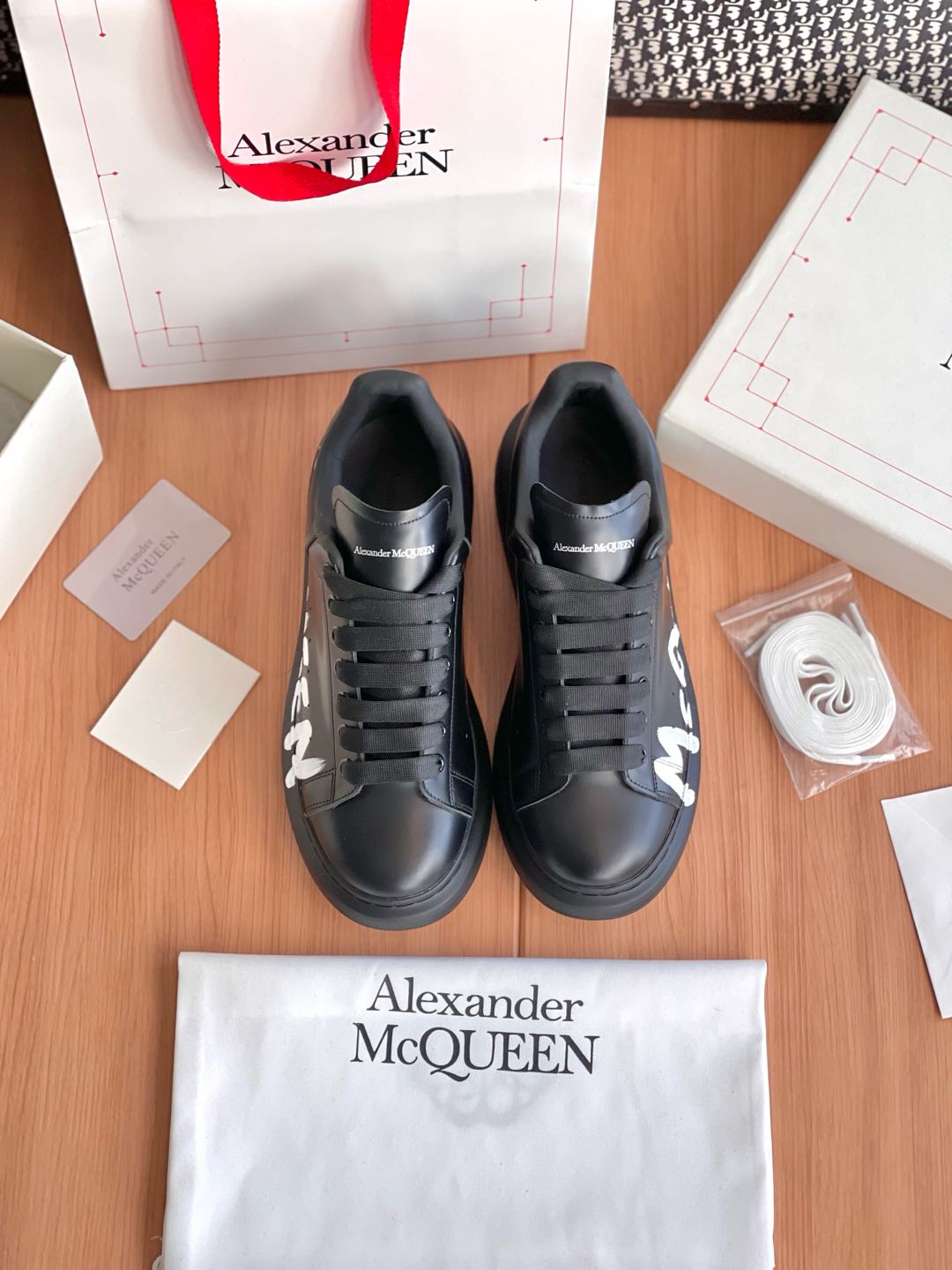 NO:174098,McQueen's classic pair of shoes are purchased and developed and created by Zp, all customized materials, exclusive mold opening sole, all details are shipped together, and even the packaging is the same as the genuine one. Size: Women's 35-40 Men's 39-45, casual shoes/sports shoes, alexander mcqueen, sneakers19860909麦昆经典款整双鞋子采购Zp开发打造,全部定制材料,独家开模大底,细节全部对版出货,连包装也做到跟正品一样.码数:女35-40 男39-45,休闲鞋/运动鞋,alexander mcqueen,sneakers,Women's Shoes