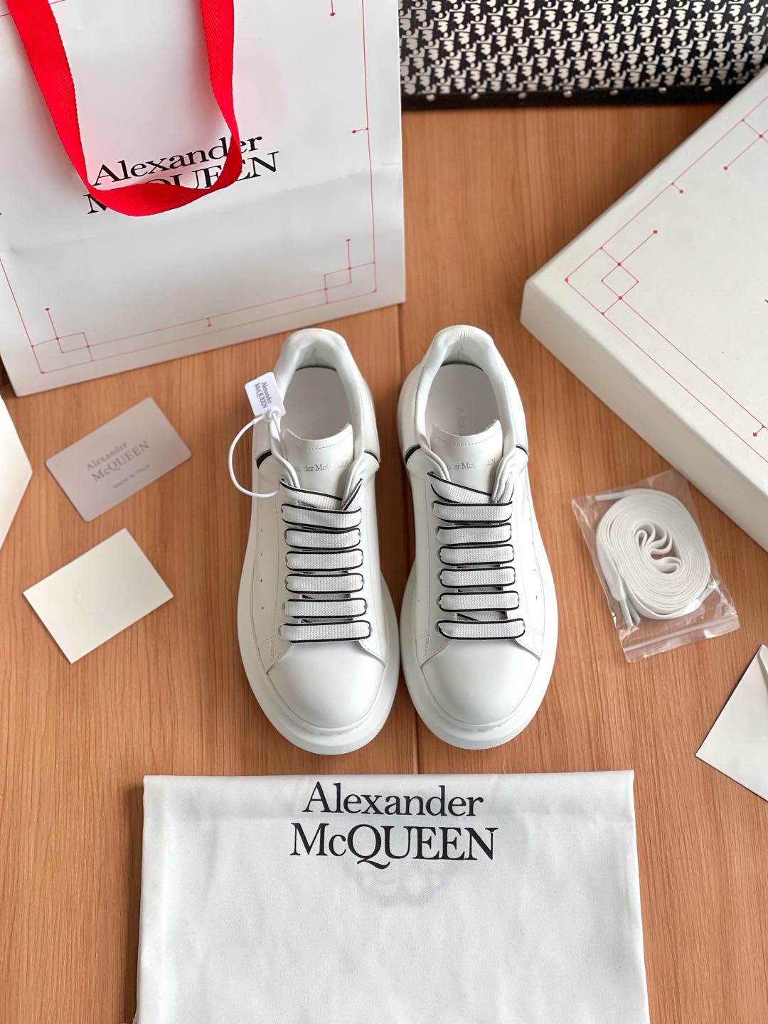 NO:174106,McQueen's classic pair of shoes are purchased and developed and created by Zp, all customized materials, exclusive mold opening sole, all details are shipped together, and even the packaging is the same as the genuine one. Size: Women's 35-40 Men's 39-45, casual shoes/sports shoes, alexander mcqueen, sneakers19860909麦昆经典款整双鞋子采购Zp开发打造,全部定制材料,独家开模大底,细节全部对版出货,连包装也做到跟正品一样.码数:女35-40 男39-45,休闲鞋/运动鞋,alexander mcqueen,sneakers,Women's Shoes