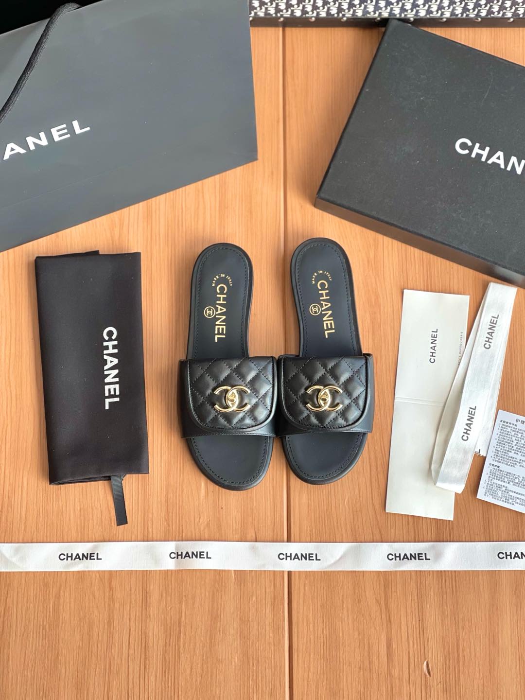 NO:235634,CHANEL slippers are purchased and developed for Zp, all customized materials, exclusive mold opening sole, all details are shipped together, and even the packaging is the same as the genuine one. Size: 35-39, slippers, chanel, slippers19860909CHANEL拖鞋整双鞋子采购Zp开发打造,全部定制材料,独家开模大底,细节全部对版出货,连包装也做到跟正品一样.码数:35-39,拖鞋,chanel,slippers,Women's Shoes