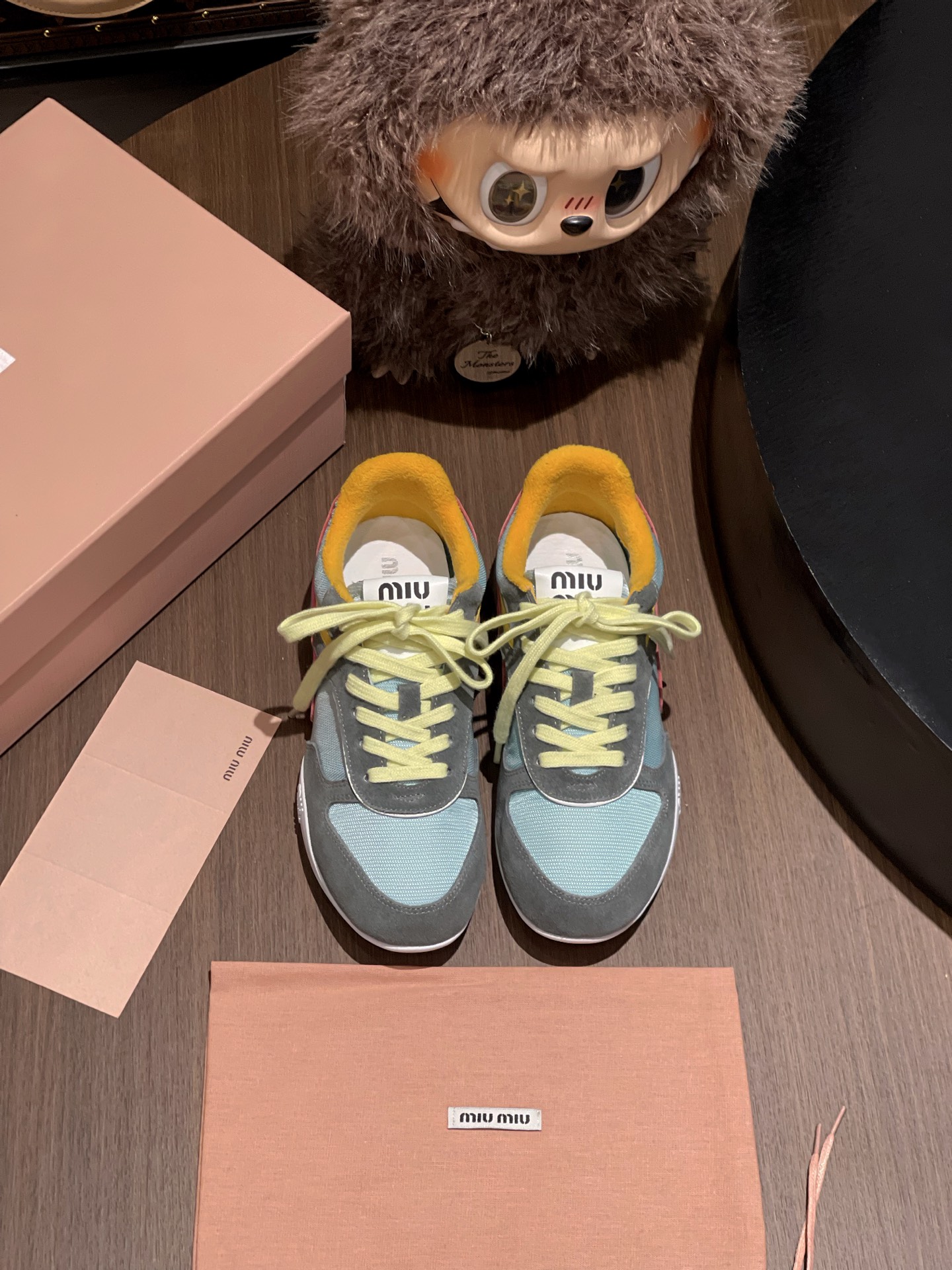 NO:235781,Miumiu 25 new thin-soled Deshuo shoes are purchased and developed for the whole pair of shoes. All customized materials are customized, exclusive mold opening sole, all details are shipped together, and even the packaging is the same as the genuine one. Size: 35-45, casual shoes/sports shoes, miumiu, sneakers19860909miumiu 25新款薄底德训鞋整双鞋子采购Zp开发打造,全部定制材料,独家开模大底,细节全部对版出货,连包装也做到跟正品一样.码数:35-45,休闲鞋/运动鞋,miumiu,sneakers,Women's Shoes