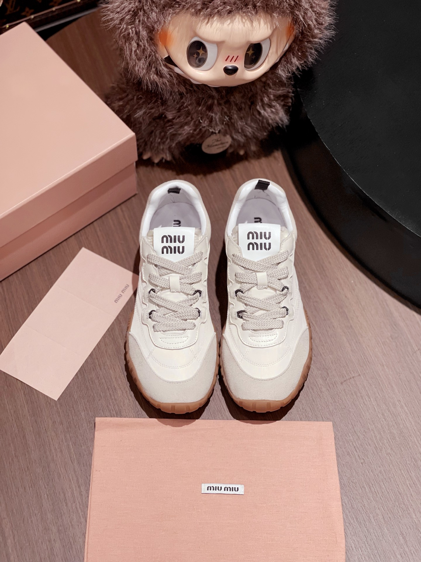 NO:235807,Miumiu 25 new biscuit shoes are purchased and developed for the whole pair of shoes. All customized materials are customized, exclusive mold opening sole, all details are shipped together, and even the packaging is the same as the genuine one. Size: 35-40, casual shoes/sports shoes, miumiu, sneakers19860909miumiu 25新款饼干鞋整双鞋子采购Zp开发打造,全部定制材料,独家开模大底,细节全部对版出货,连包装也做到跟正品一样.码数:35-40,休闲鞋/运动鞋,miumiu,sneakers,Women's Shoes