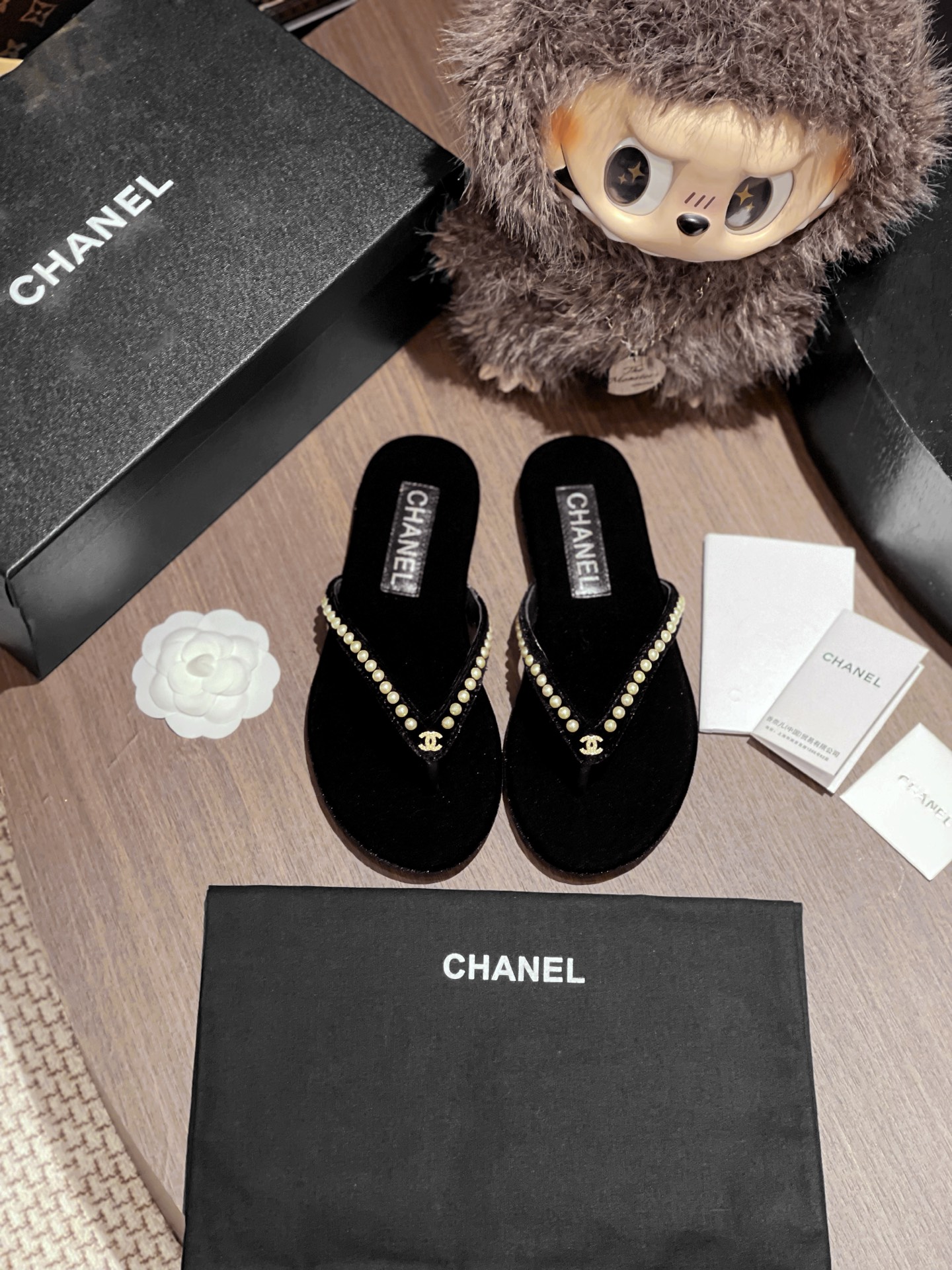 NO:238047,CHANEL genuine leather sole pearl flip flops shoes are purchased and developed for Zp, all customized materials, exclusive molded sole, all details are shipped together, and even the packaging is the same as the genuine one. Size: 35-40, split-toe shoes, chanel, slippers19860909CHANEL 真皮底 珍珠人字拖鞋整双鞋子采购Zp开发打造,全部定制材料,独家开模大底,细节全部对版出货,连包装也做到跟正品一样.码数:35-40,分趾鞋,chanel,slippers,Women's Shoes