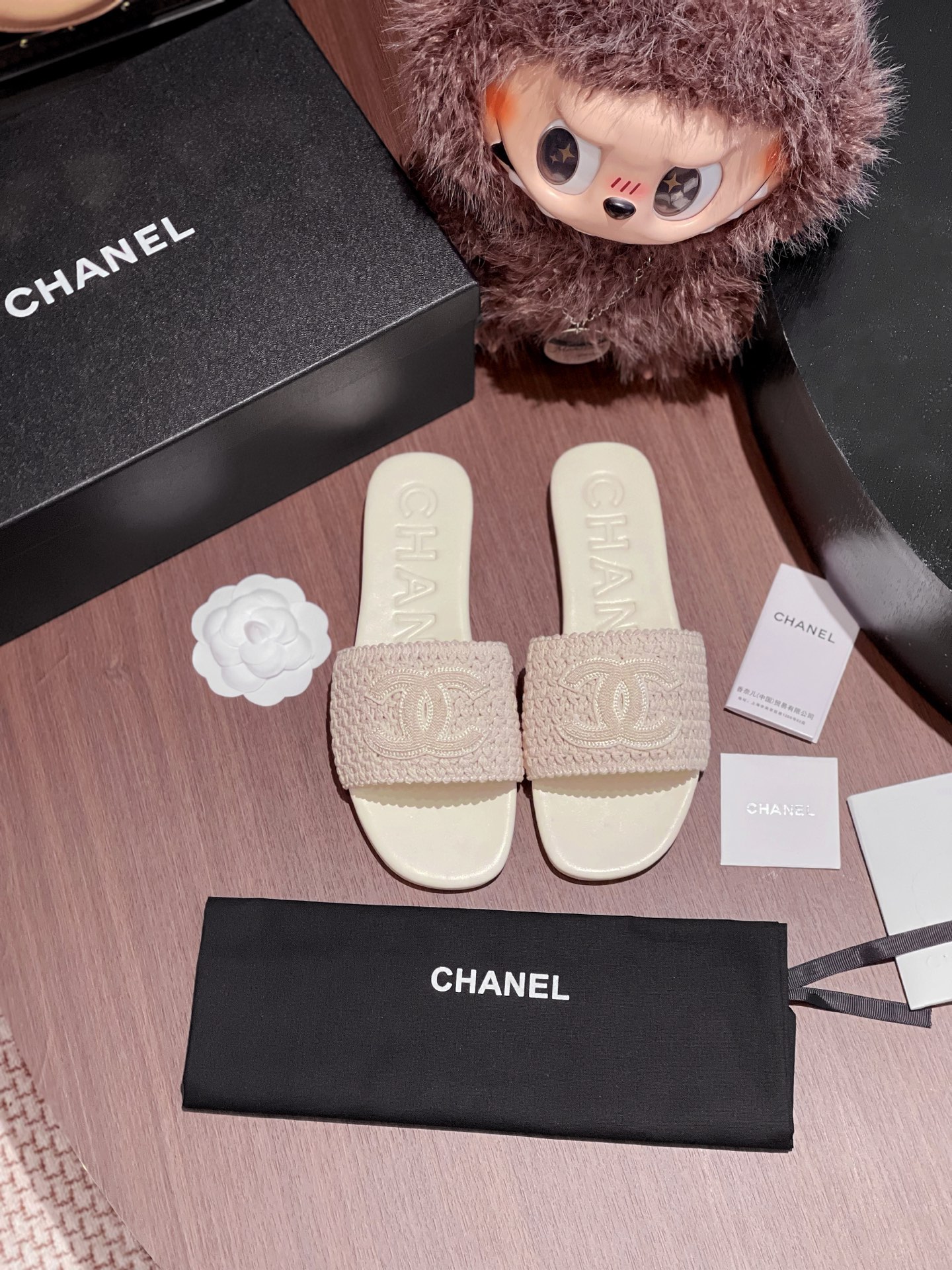NO:238039,CHANEL genuine leather slippers are purchased and developed for Zp, all customized materials, exclusive mold opening sole, all details are shipped together, and even the packaging is the same as the genuine one. Size: 35-40, slippers, chanel, slippers19860909CHANEL 真皮底拖鞋整双鞋子采购Zp开发打造,全部定制材料,独家开模大底,细节全部对版出货,连包装也做到跟正品一样.码数:35-40,拖鞋,chanel,slippers,Women's Shoes