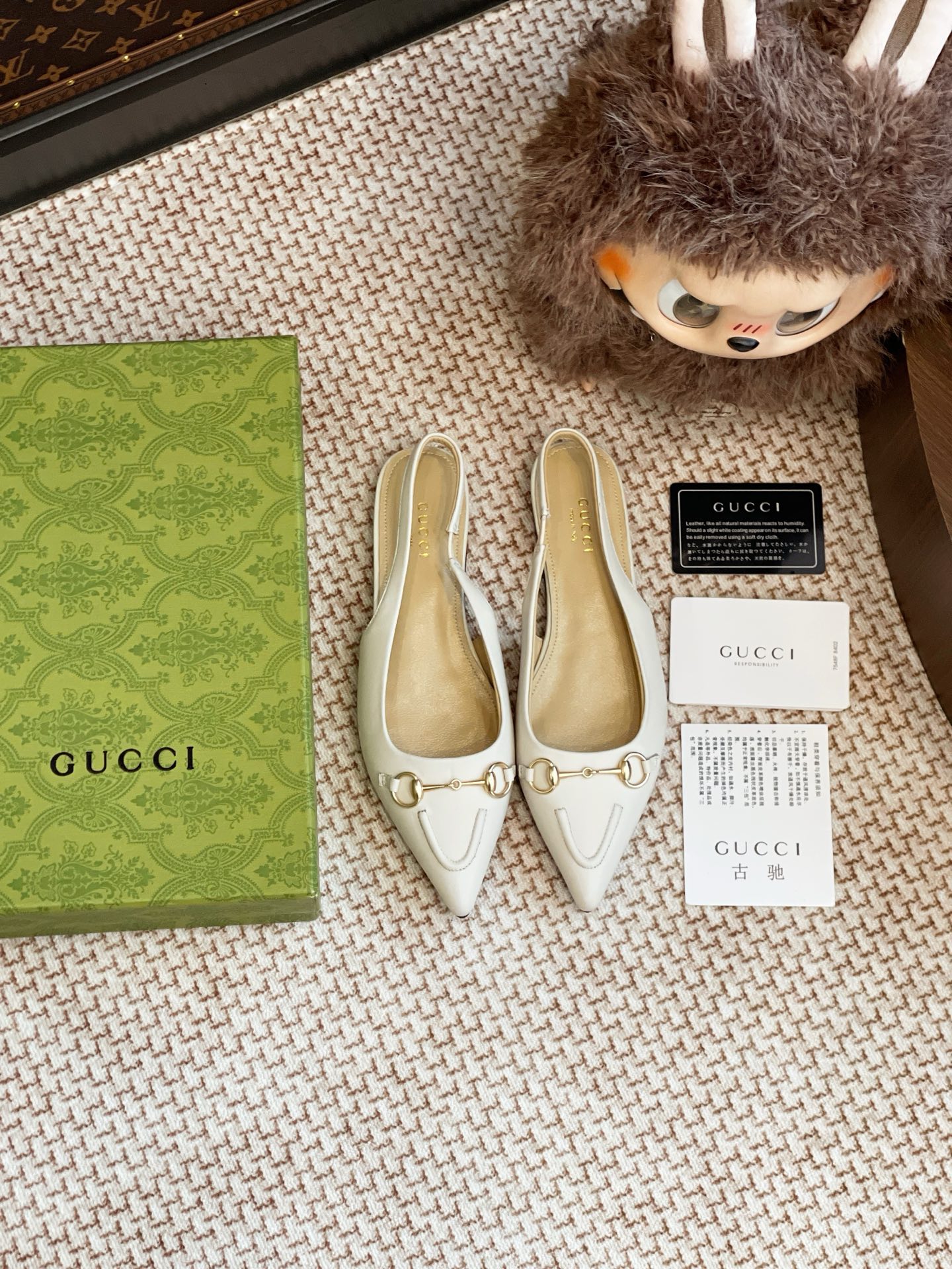 NO:230272,Gucci flat sandals whole pair of shoes are purchased and developed by Zp, all customized materials, exclusive mold opening sole, all details are shipped together, and even the packaging is the same as the genuine one. Size: 35-40, single shoes, gucci, sandals19860909Gucci 平底凉鞋整双鞋子采购Zp开发打造,全部定制材料,独家开模大底,细节全部对版出货,连包装也做到跟正品一样.码数:35-40,单鞋,gucci,sandals,Women's Shoes