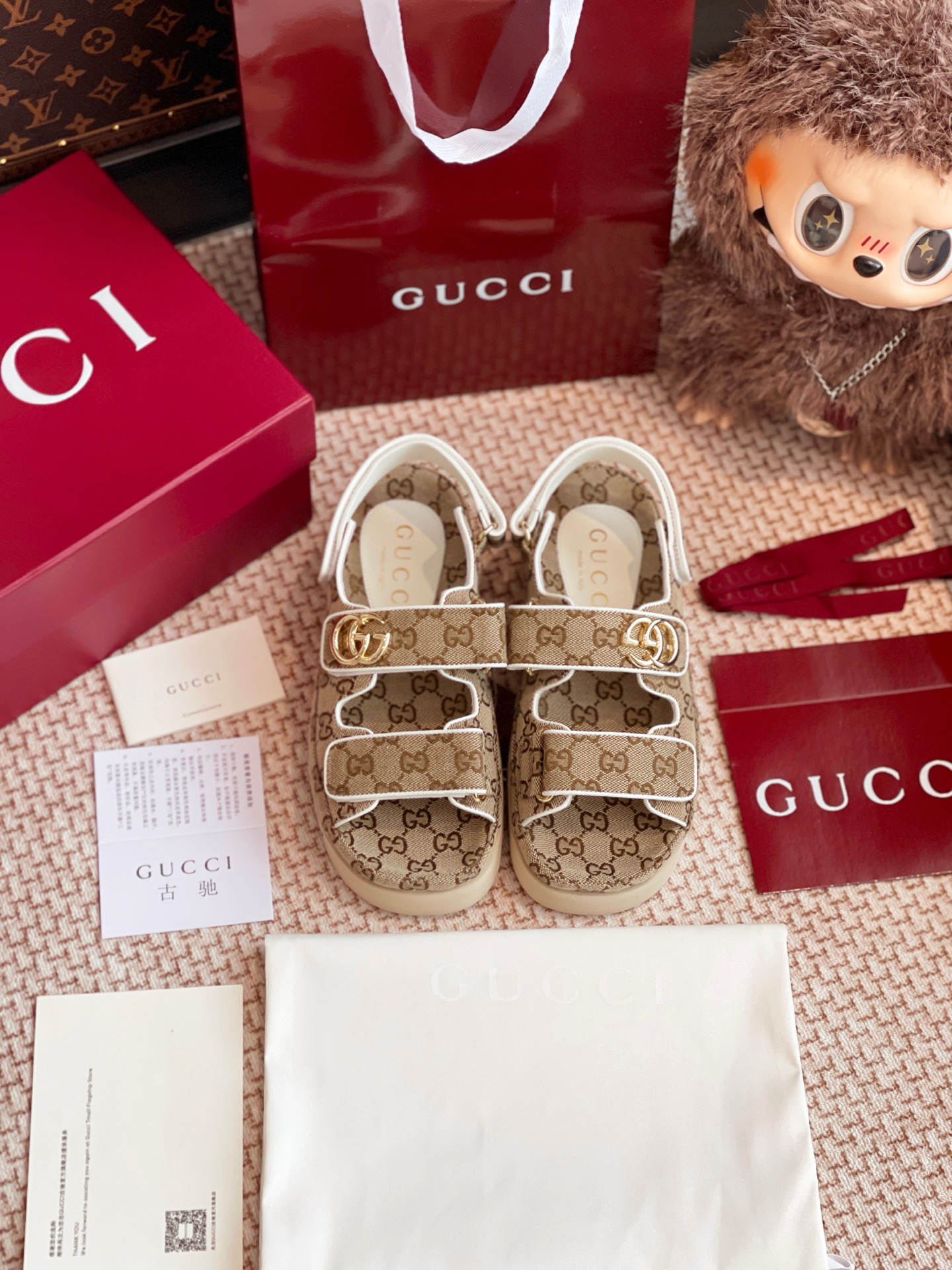 NO:225456,Gucci classic sandals are purchased and developed for the whole pair of shoes, developed and created by Zp, all customized materials, exclusive mold opening sole, all details are shipped together, and even the packaging is the same as the genuine one. Size: Women's 35-40, slippers, sandals, gucci, sandals, slippers19860909Gucci 经典凉鞋整双鞋子采购Zp开发打造,全部定制材料,独家开模大底,细节全部对版出货,连包装也做到跟正品一样.码数:女35-40,拖鞋凉鞋,gucci,sandals,slippers,Women's Shoes