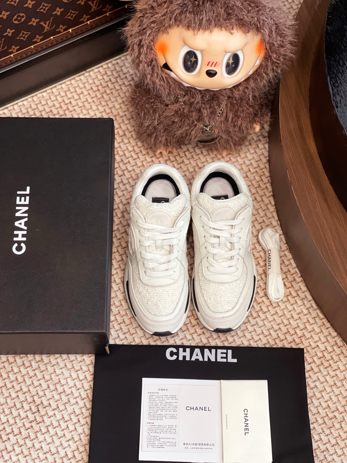 NO:256917,CHANEL classic sports shoes are purchased and developed for Zp, all customized materials, exclusive mold opening sole, all details are shipped together, and even the packaging is the same as the genuine one. Size: Women 35-40 Men 39-45, casual shoes/sports shoes, chanel, chanel, sneakers19860909CHANEL香奈儿经典款运动鞋整双鞋子采购Zp开发打造,全部定制材料,独家开模大底,细节全部对版出货,连包装也做到跟正品一样.码数:女35-40 男39-45,休闲鞋/运动鞋,chanel,chanel,sneakers,Women's Shoes