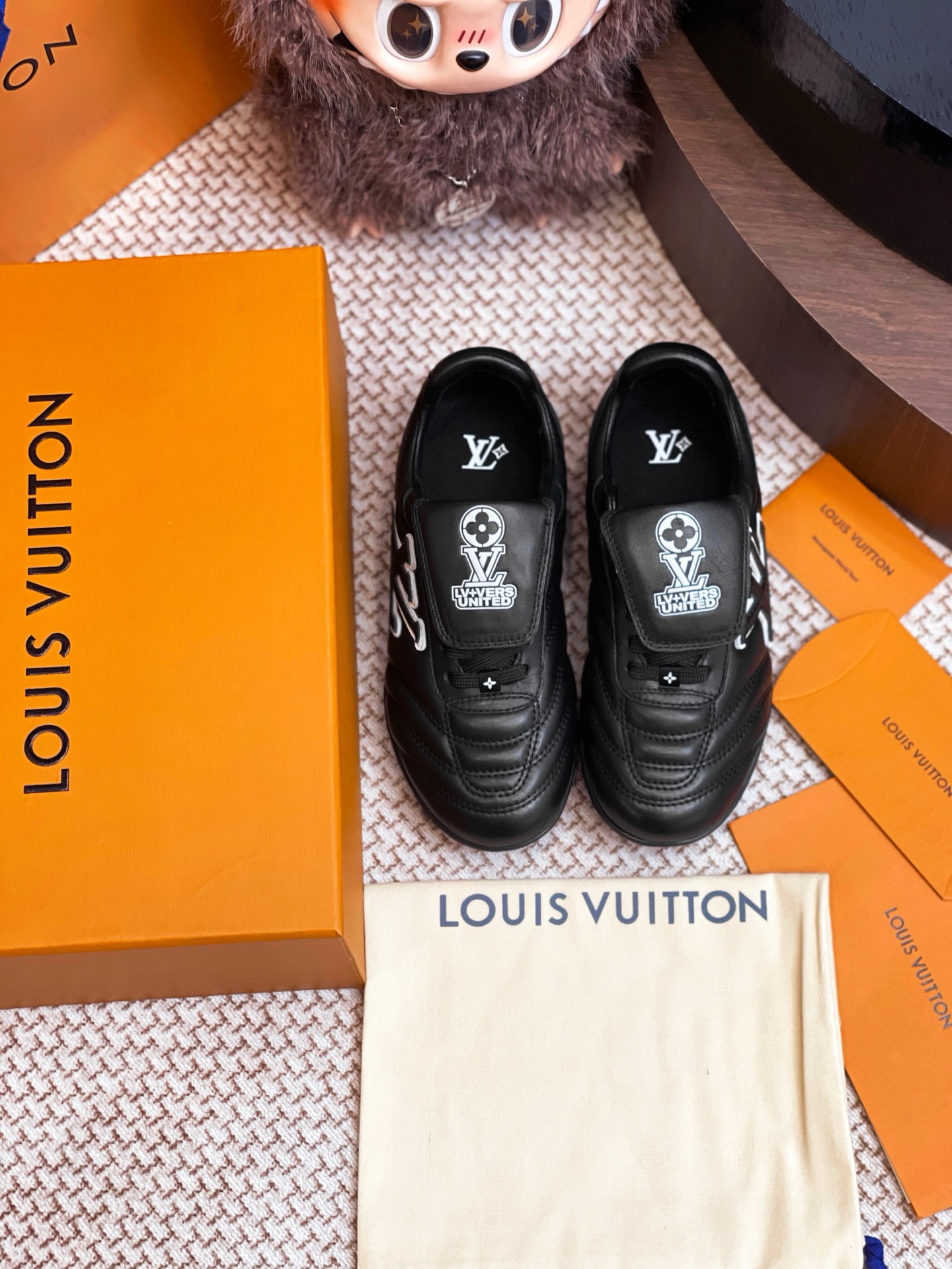 NO:260307,LV 25 new FOOTPRINT football shoes. The whole pair of shoes is purchased and developed by Zp, all customized materials, exclusive mold opening sole, all details are shipped together, and even the packaging is the same as the genuine one. Size 35-45, casual shoes/sports shoes, louis vuitton, sneakers19860909LV 25新款FOOTPRINT 足球鞋 整双鞋子采购Zp开发打造,全部定制材料,独家开模大底,细节全部对版出货,连包装也做到跟正品一样.码数35-45,休闲鞋/运动鞋,louis vuitton,sneakers,Women's Shoes