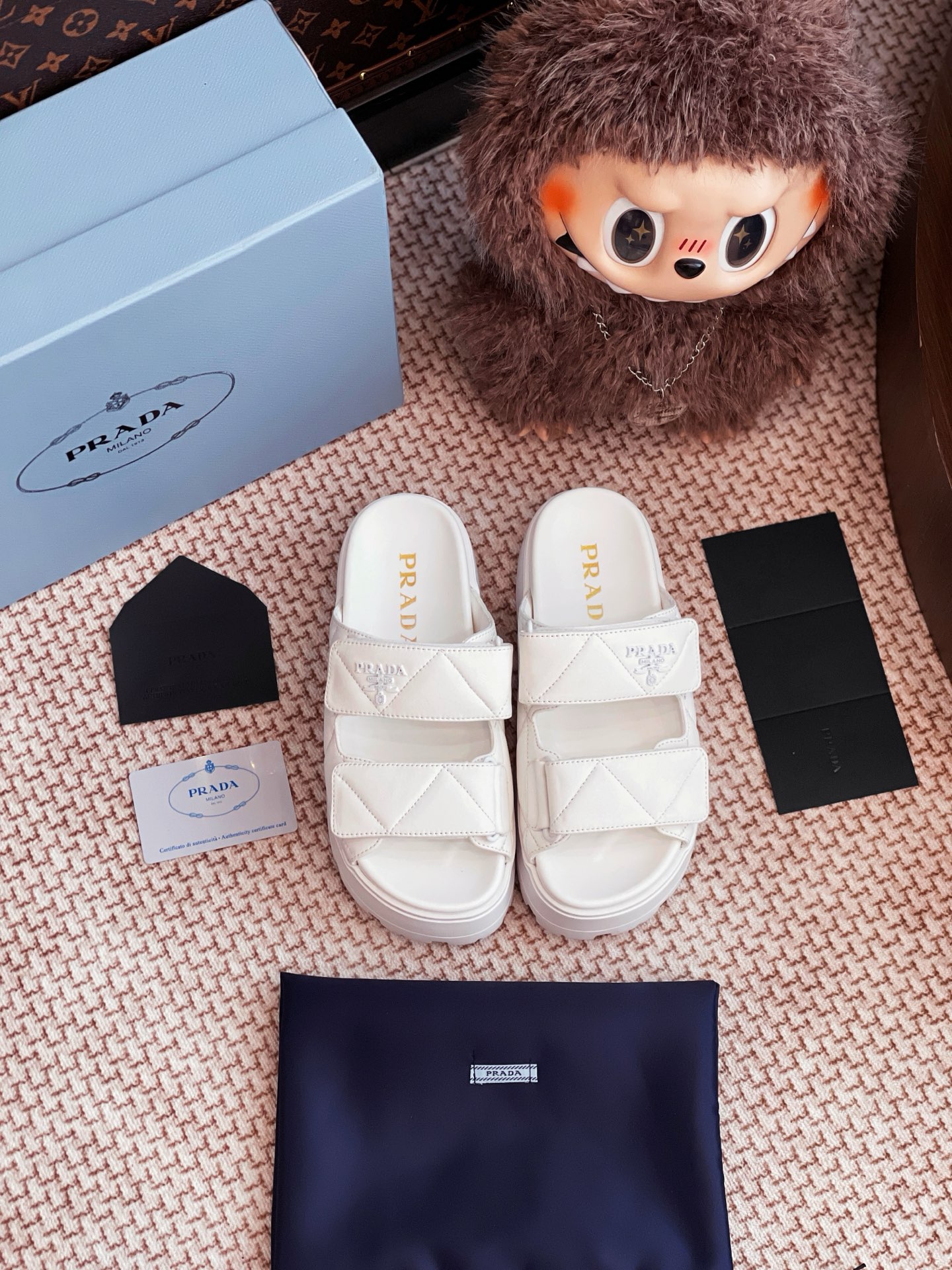 NO:260185,PRADA 25 new slippers are purchased and developed for the whole pair of shoes, developed and created by Zp, all customized materials, exclusive mold opening sole, all details are shipped together, and even the packaging is the same as the genuine one. Size: 35-40, slippers, prada, slippers19860909PRADA 25新款拖鞋整双鞋子采购Zp开发打造,全部定制材料,独家开模大底,细节全部对版出货,连包装也做到跟正品一样.码数:35-40,拖鞋,prada,slippers,Women's Shoes