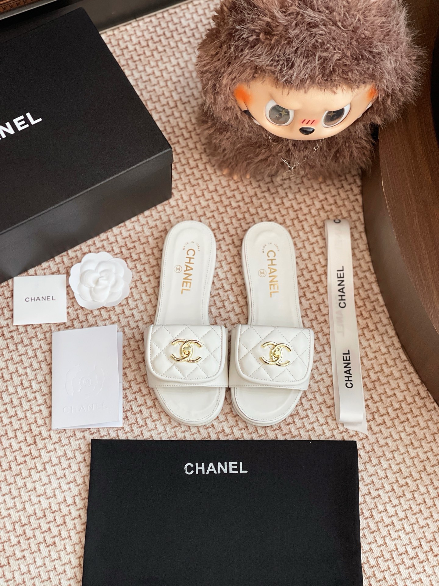 NO:260193,CHANEL 25 new genuine leather slippers are purchased and developed for the whole pair of shoes, developed and created by Zp, all customized materials, exclusive mold opening sole, all details are shipped together, and even the packaging is the same as the genuine one. Size: 35-40, slippers, chanel, slippers19860909CHANEL 25新款真皮底拖鞋整双鞋子采购Zp开发打造,全部定制材料,独家开模大底,细节全部对版出货,连包装也做到跟正品一样.码数:35-40,拖鞋,chanel,slippers,Women's Shoes