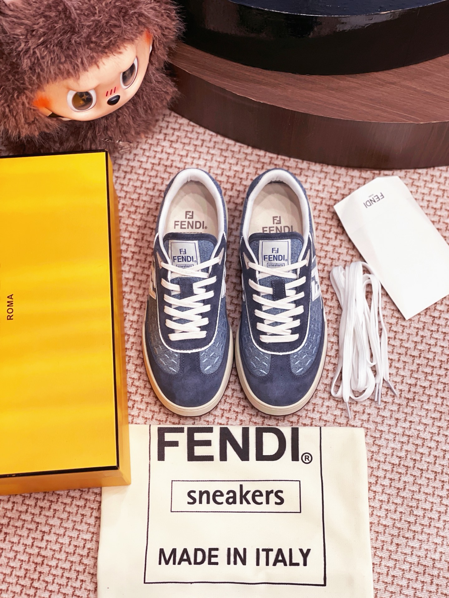 NO:254113,Fendi training shoes are purchased and developed by Zp, all customized materials, exclusive mold opening sole, all details are shipped together, and even the packaging is the same as the genuine one. Size: Women 35-40 Men 39-44, casual shoes/sports shoes, fendi, fendi, sneakers19860909Fendi 芬迪德训鞋整双鞋子采购Zp开发打造,全部定制材料,独家开模大底,细节全部对版出货,连包装也做到跟正品一样.码数:女35-40 男39-44,休闲鞋/运动鞋,fendi,fendi,sneakers,Women's Shoes
