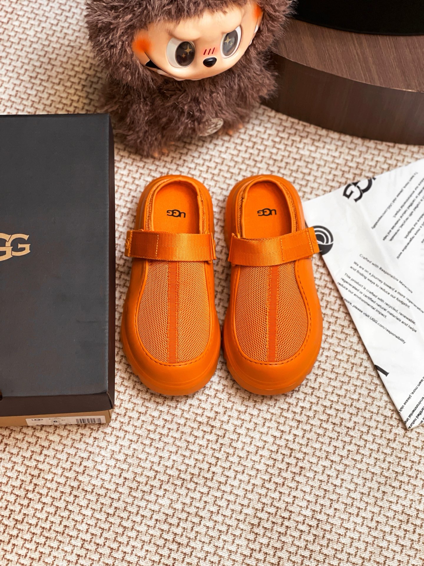 NO:241230,UGG 25 new half-drag shoes are purchased and developed and developed by Zp, all customized materials, exclusive mold opening and sole, all details are shipped together, and even the packaging is the same as the genuine one. Number of codes: 35-40, half-drag19860909UGG 25新款半拖整双鞋子采购Zp开发打造,全部定制材料,独家开模大底,细节全部对版出货,连包装也做到跟正品一样.码数:35-40,半拖,Women's Shoes