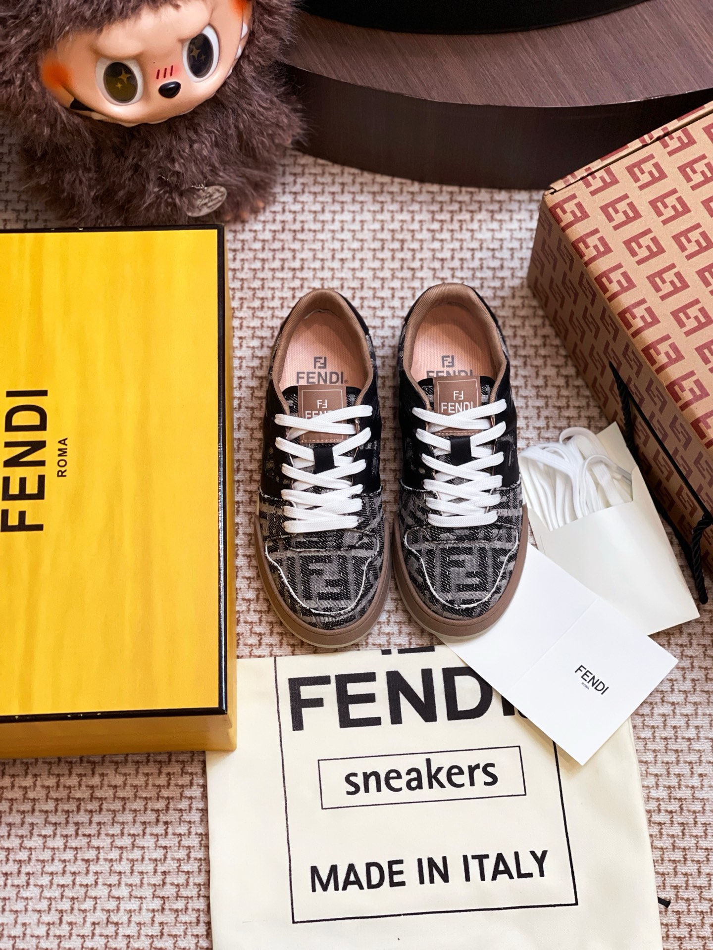 NO:241206,Fendi 25 new version of shoes is purchased and developed for Zp, all customized materials, exclusive mold opening sole, all details are shipped together, and even the packaging is the same as the genuine one. Size: Women 35-40 Men 39-44, casual shoes/sports shoes, fendi, sneakers19860909Fendi 25新款版鞋整双鞋子采购Zp开发打造,全部定制材料,独家开模大底,细节全部对版出货,连包装也做到跟正品一样.码数:女35-40 男39-44,休闲鞋/运动鞋,fendi,sneakers,Women's Shoes