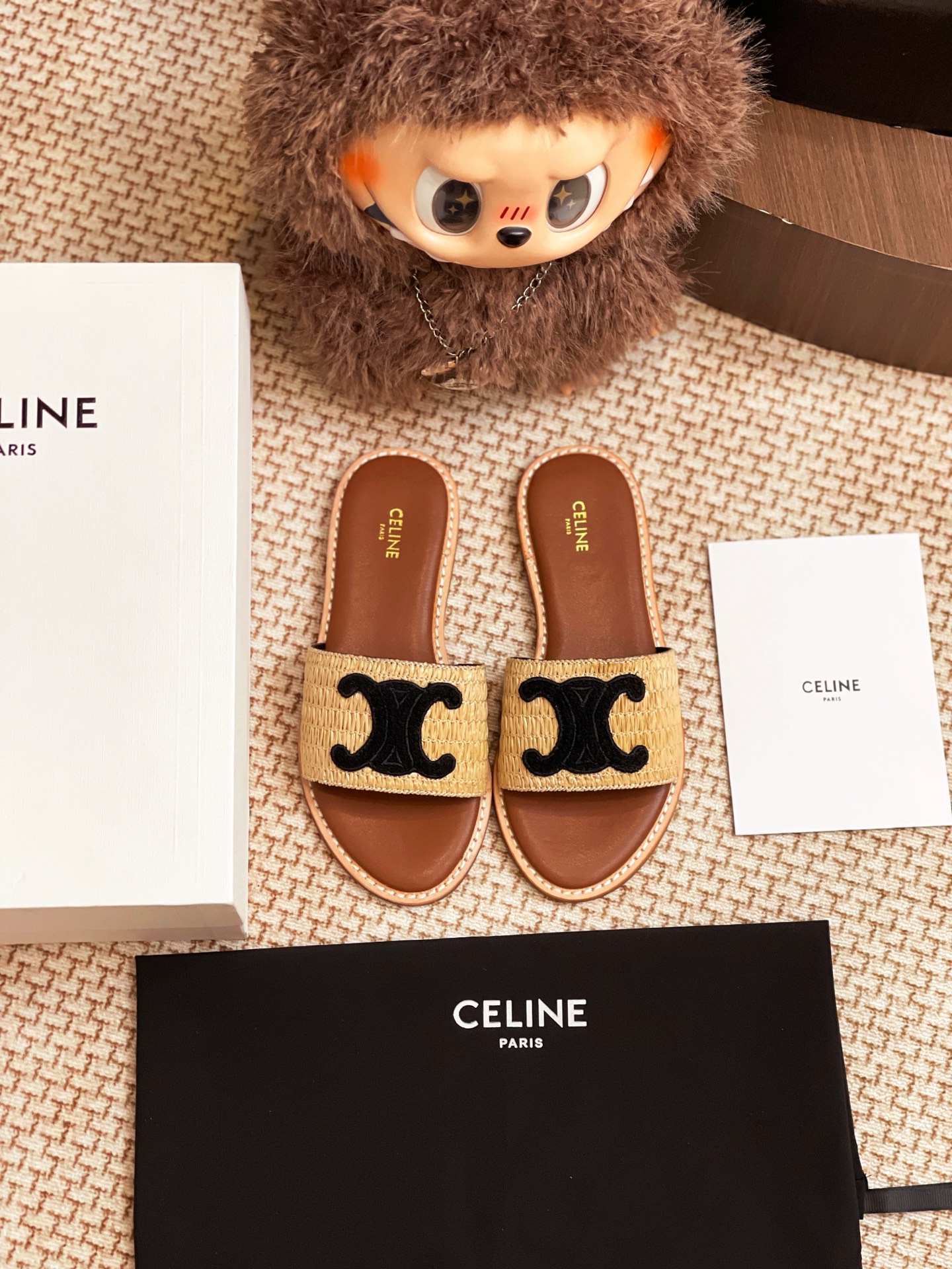 NO:245296,CELINE 25 new genuine leather slippers are purchased and developed for the whole pair of shoes, developed and created by Zp, all customized materials, exclusive mold opening sole, all details are shipped together, and even the packaging is the same as the genuine one. Size: 35-40, slippers, celine, slippers19860909CELINE 25新款真皮底拖鞋整双鞋子采购Zp开发打造,全部定制材料,独家开模大底,细节全部对版出货,连包装也做到跟正品一样.码数:35-40,拖鞋,celine,slippers,Women's Shoes