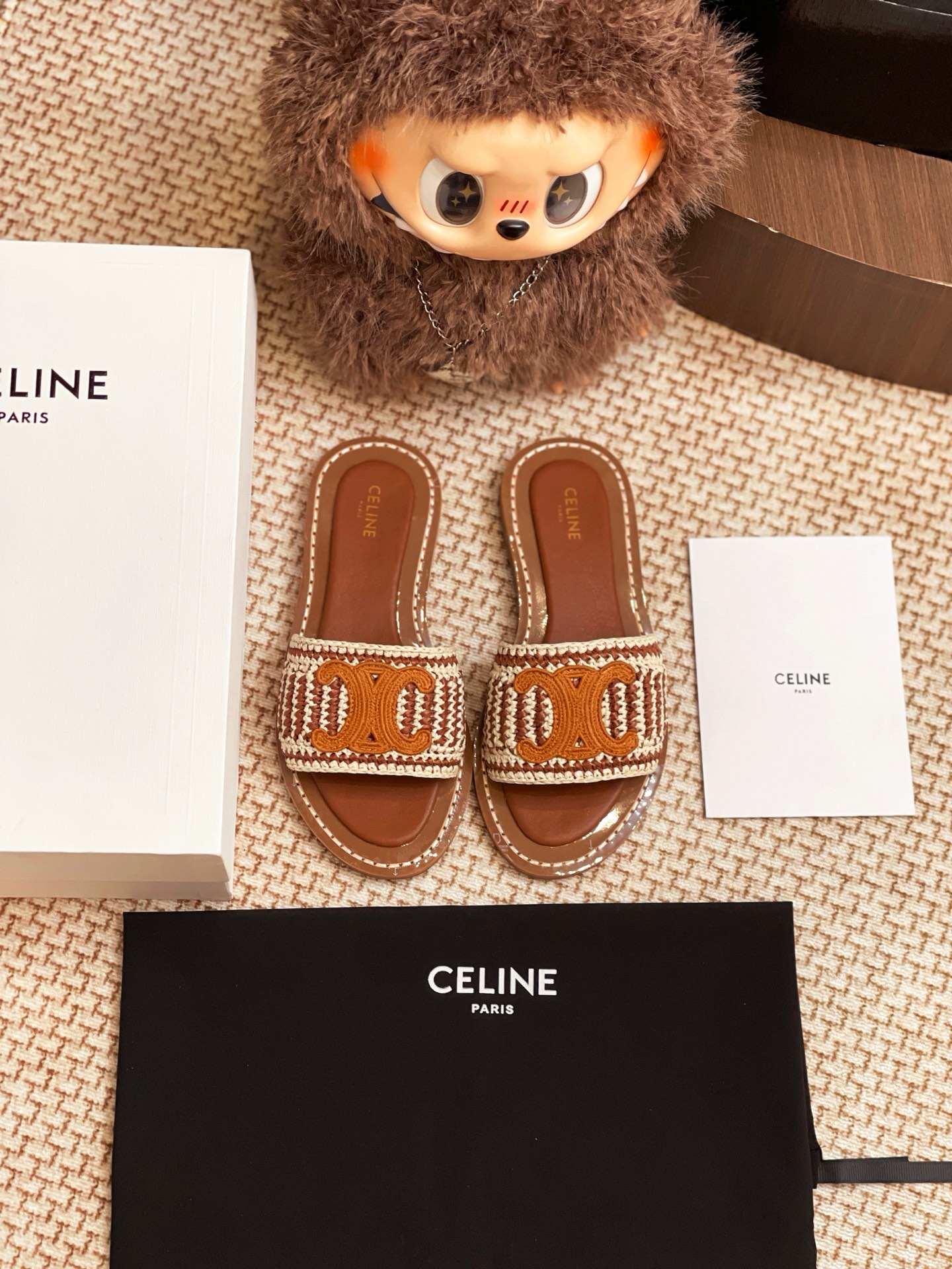 NO:245314,CELINE 25 new genuine leather slippers are purchased and developed for the whole pair of shoes, developed and created by Zp, all customized materials, exclusive mold opening sole, all details are shipped together, and even the packaging is the same as the genuine one. Size: 35-40, slippers, celine, slippers19860909CELINE 25新款真皮底拖鞋整双鞋子采购Zp开发打造,全部定制材料,独家开模大底,细节全部对版出货,连包装也做到跟正品一样.码数:35-40,拖鞋,celine,slippers,Women's Shoes