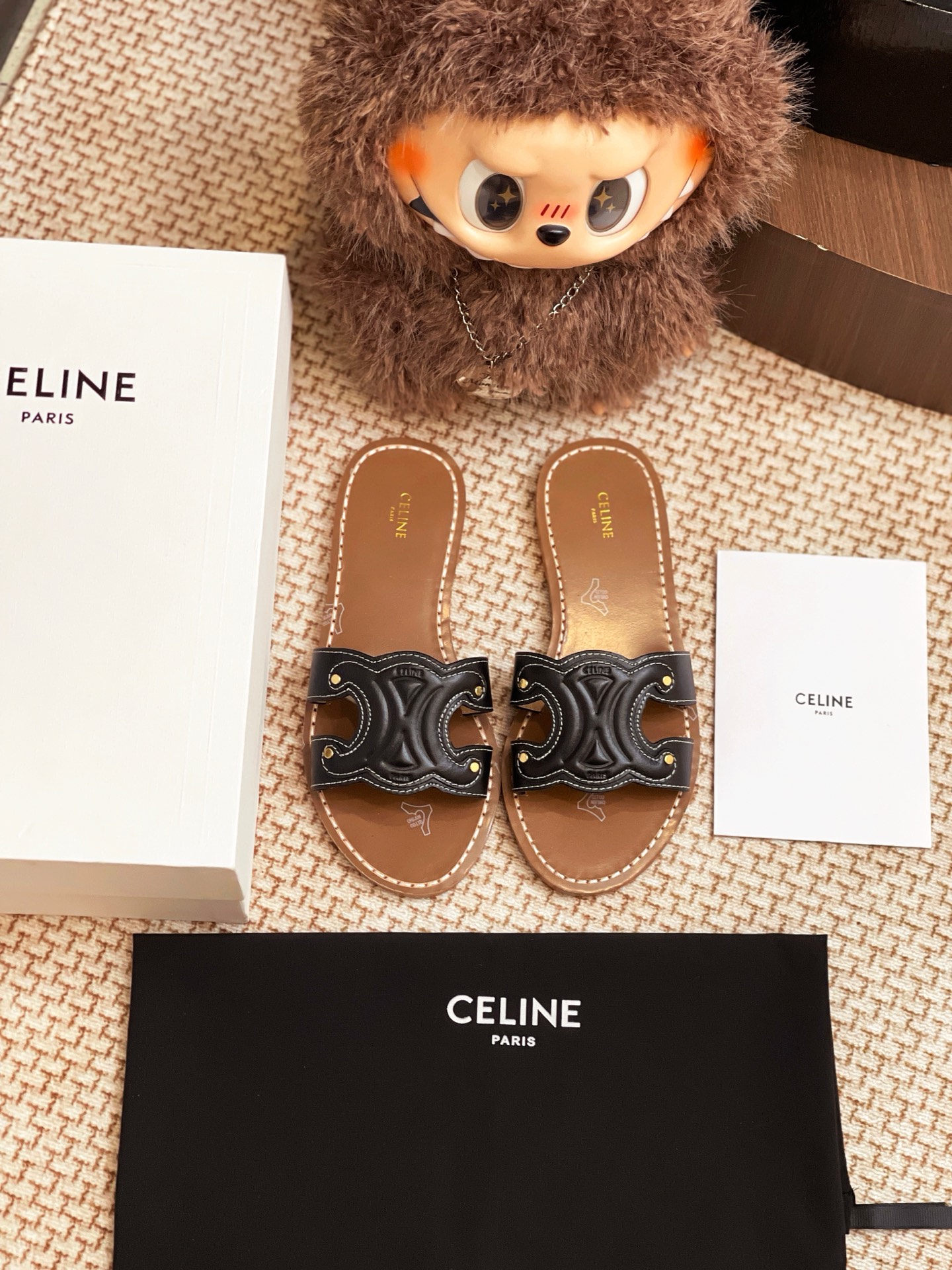 NO:245338,CELINE 25 new genuine leather slippers are purchased and developed for the whole pair of shoes, developed and created by Zp, all customized materials, exclusive mold opening sole, all details are shipped together, and even the packaging is the same as the genuine one. Size: 35-40, slippers, celine, slippers19860909CELINE 25新款真皮底拖鞋整双鞋子采购Zp开发打造,全部定制材料,独家开模大底,细节全部对版出货,连包装也做到跟正品一样.码数:35-40,拖鞋,celine,slippers,Women's Shoes