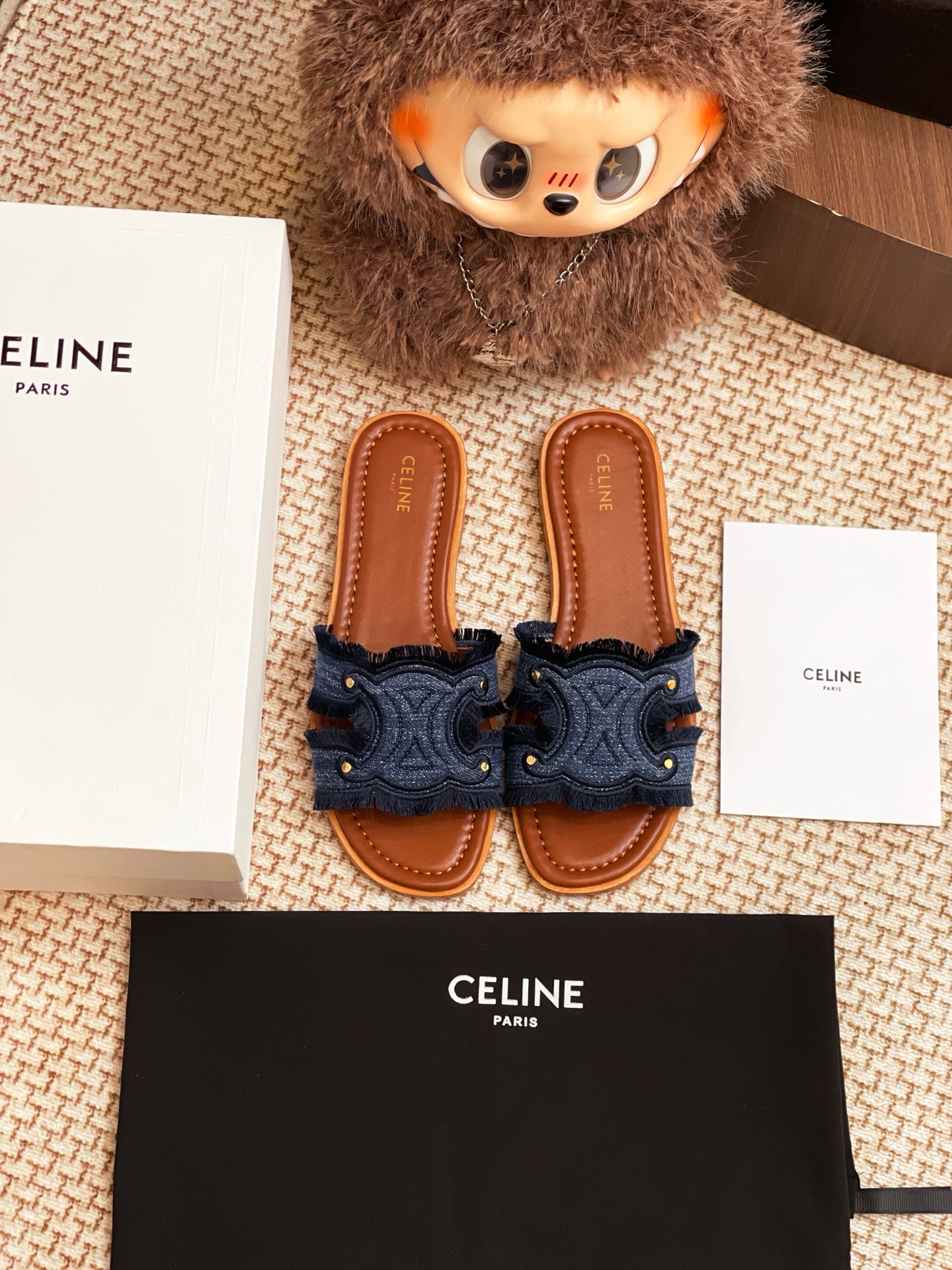 NO:245304,CELINE 25 new genuine leather slippers are purchased and developed for the whole pair of shoes, developed and created by Zp, all customized materials, exclusive mold opening sole, all details are shipped together, and even the packaging is the same as the genuine one. Size: 35-40, slippers, celine, slippers19860909CELINE 25新款真皮底拖鞋整双鞋子采购Zp开发打造,全部定制材料,独家开模大底,细节全部对版出货,连包装也做到跟正品一样.码数:35-40,拖鞋,celine,slippers,Women's Shoes