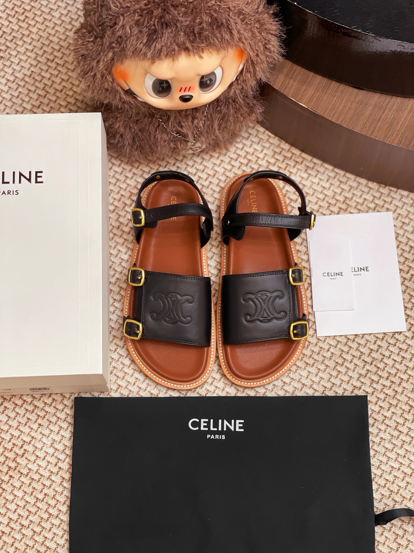 NO:264849,CELINE 25 new genuine leather sandals are purchased and developed for the whole pair of shoes. All customized materials are customized, exclusive mold opening sole, all details are shipped together, and even the packaging is the same as the genuine one. Size: 35-40, slippers, sandals, celine, sandals, slippers19860909CELINE 25新款真皮底凉鞋整双鞋子采购Zp开发打造,全部定制材料,独家开模大底,细节全部对版出货,连包装也做到跟正品一样.码数:35-40,拖鞋凉鞋,celine,sandals,slippers,Women's Shoes