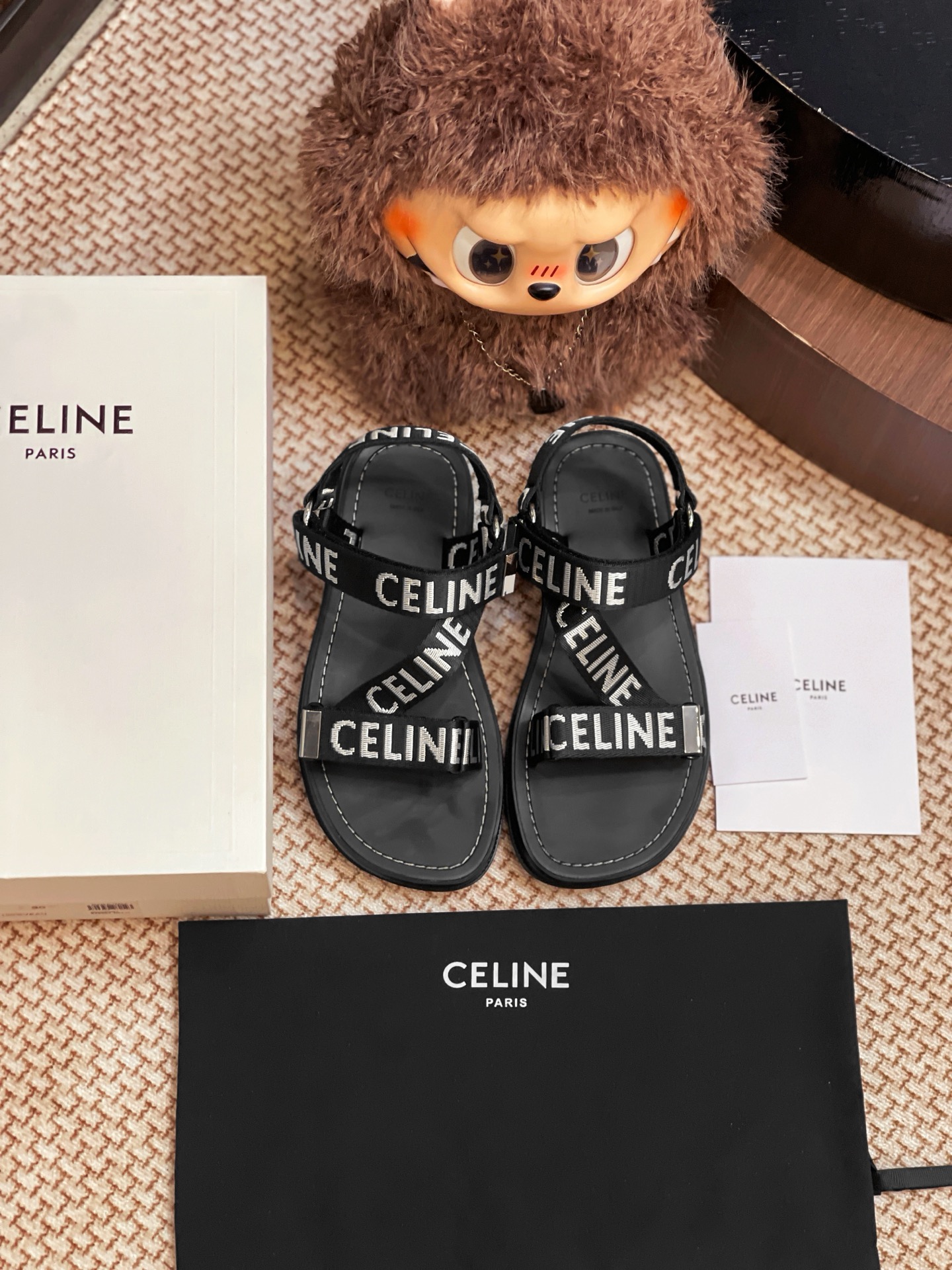 NO:264861,CELINE 25 new sandals are purchased and developed for the whole pair of shoes, developed and created by Zp, all customized materials, exclusive mold opening sole, all details are shipped together, and even the packaging is the same as the genuine one. Size: 35-40, slippers, sandals, celine, sandals, slippers19860909CELINE 25新款凉鞋整双鞋子采购Zp开发打造,全部定制材料,独家开模大底,细节全部对版出货,连包装也做到跟正品一样.码数:35-40,拖鞋凉鞋,celine,sandals,slippers,Women's Shoes