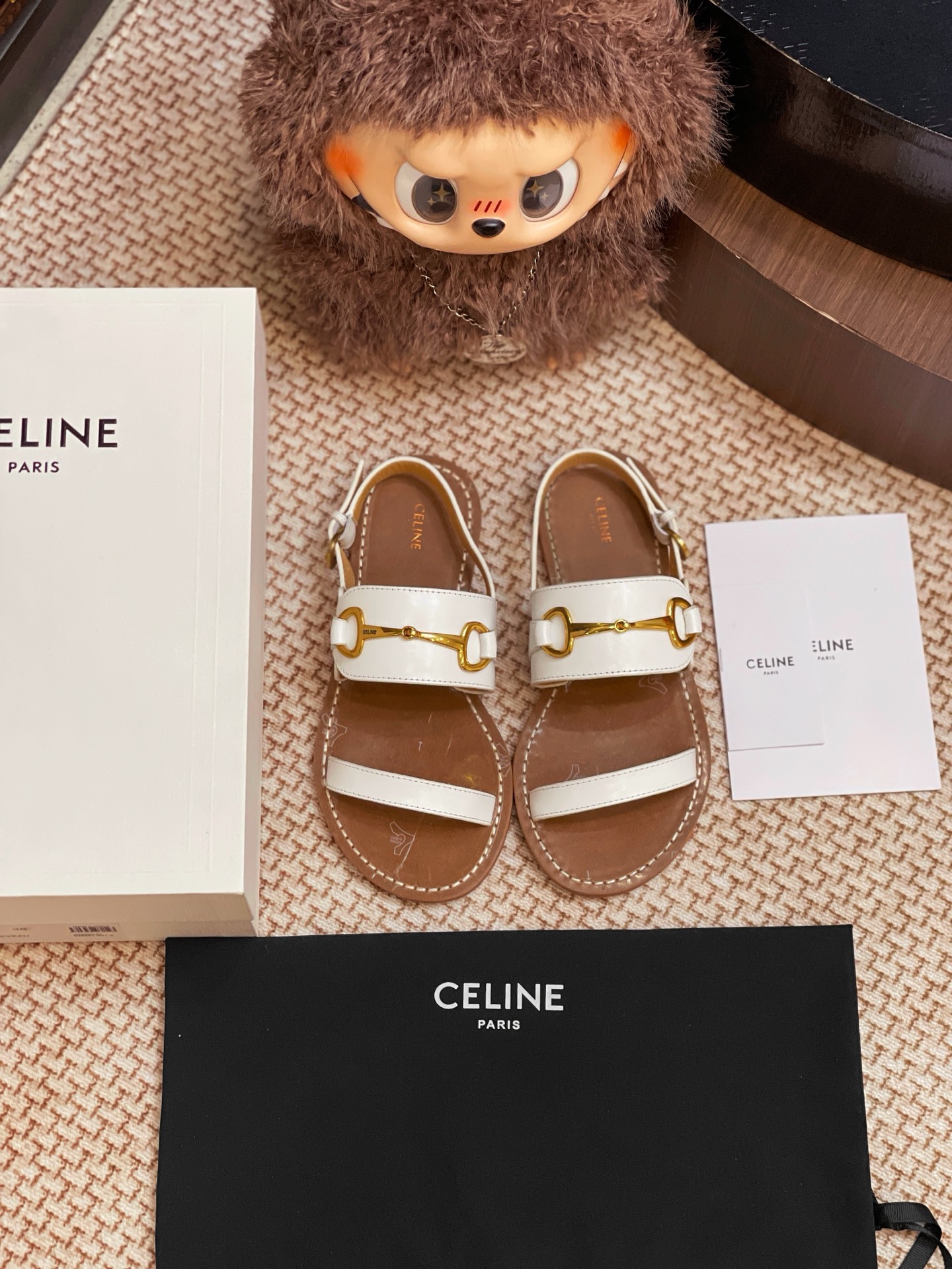 NO:265194,CELINE 25 new genuine leather sandals are purchased and developed for the whole pair of shoes. All customized materials are customized, exclusive mold opening sole, all details are shipped together, and even the packaging is the same as the genuine one. Size: 35-40, slippers, sandals, celine, sandals, slippers19860909CELINE 25新款真皮底凉鞋整双鞋子采购Zp开发打造,全部定制材料,独家开模大底,细节全部对版出货,连包装也做到跟正品一样.码数:35-40,拖鞋凉鞋,celine,sandals,slippers,Women's Shoes