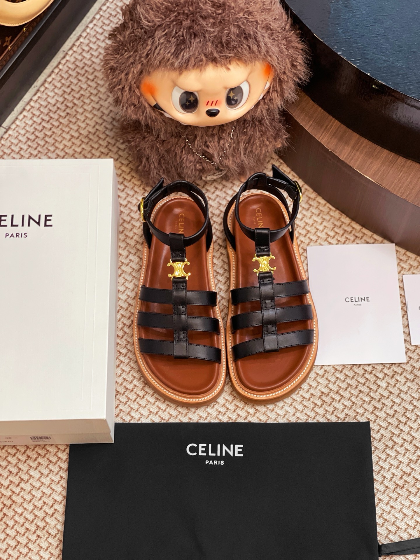 NO:265189,CELINE 25 new genuine leather sandals are purchased and developed for the whole pair of shoes. All customized materials are customized, exclusive mold opening sole, all details are shipped together, and even the packaging is the same as the genuine one. Size: 35-40, slippers, sandals, celine, sandals, slippers19860909CELINE 25新款真皮底凉鞋整双鞋子采购Zp开发打造,全部定制材料,独家开模大底,细节全部对版出货,连包装也做到跟正品一样.码数:35-40,拖鞋凉鞋,celine,sandals,slippers,Women's Shoes