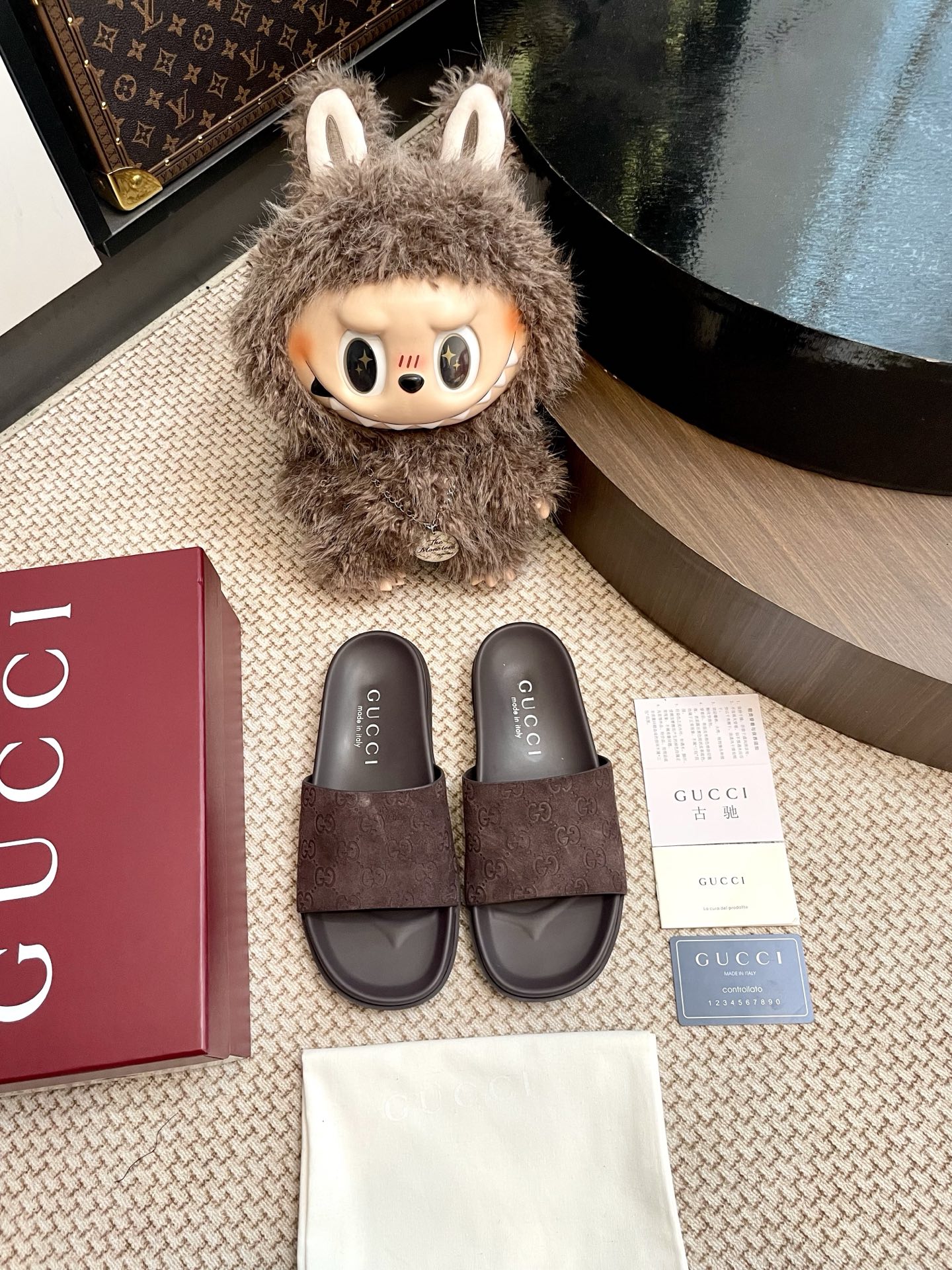 NO:382615,Gucci 25 new slippers are purchased and developed for the whole pair of shoes, developed and created by Zp, all customized materials, exclusive mold opening sole, all details are shipped together, and even the packaging is the same as the genuine one. Size: 35-40, slippers, gucci, slippers19860909Gucci 25新款拖鞋整双鞋子采购Zp开发打造,全部定制材料,独家开模大底,细节全部对版出货,连包装也做到跟正品一样.码数:35-40,拖鞋,gucci,slippers,Women's Shoes