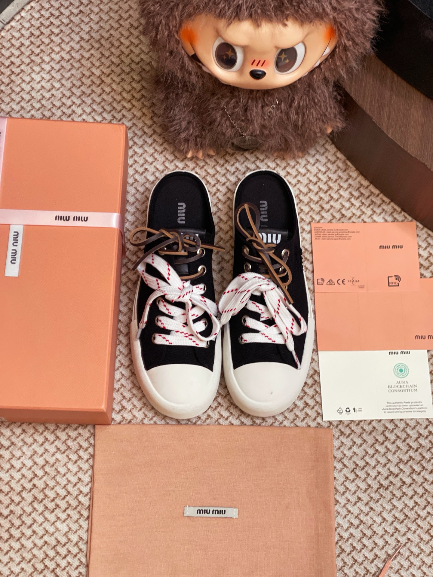 NO:385778,Miumiu canvas shoes half-twist shoes are purchased and developed and created by Zp, all customized materials, exclusive mold opening sole, all details are shipped together, and even the packaging is the same as the genuine one. Size: 35-40, casual shoes/sports shoes half-twist, miumiu, sneakers19860909miumiu 帆布鞋半拖整双鞋子采购Zp开发打造,全部定制材料,独家开模大底,细节全部对版出货,连包装也做到跟正品一样.码数:35-40,休闲鞋/运动鞋半拖,miumiu,sneakers,Women's Shoes