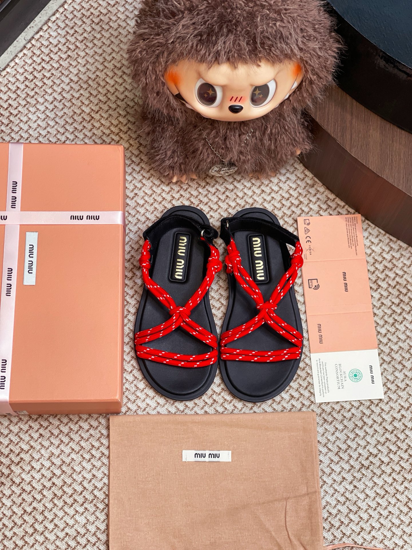 NO:385794,Miumiu new sandals are purchased and developed for Zp, all customized materials, exclusive mold opening sole, all details are shipped together, and even the packaging is the same as the genuine one. Size: 35-40, sandals, miumiu, sandals19860909miumiu 新款凉鞋整双鞋子采购Zp开发打造,全部定制材料,独家开模大底,细节全部对版出货,连包装也做到跟正品一样.码数:35-40,凉鞋,miumiu,sandals,Women's Shoes