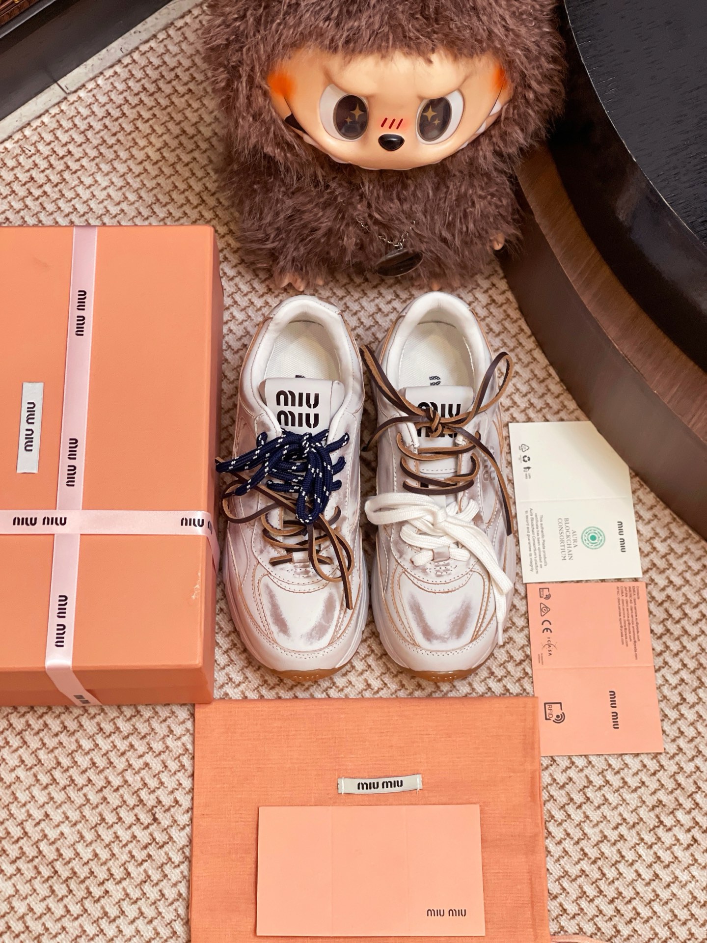 NO:391195,Miumiu sports shoes are purchased and developed and built with Zp, all customized materials, exclusive mold opening sole, all details are shipped together, and even the packaging is the same as the genuine one. Size: 35-44, casual shoes/sports shoes, miumiu, sneakers19860909miumiu 运动鞋整双鞋子采购Zp开发打造,全部定制材料,独家开模大底,细节全部对版出货,连包装也做到跟正品一样.码数:35-44,休闲鞋/运动鞋,miumiu,sneakers,Women's Shoes