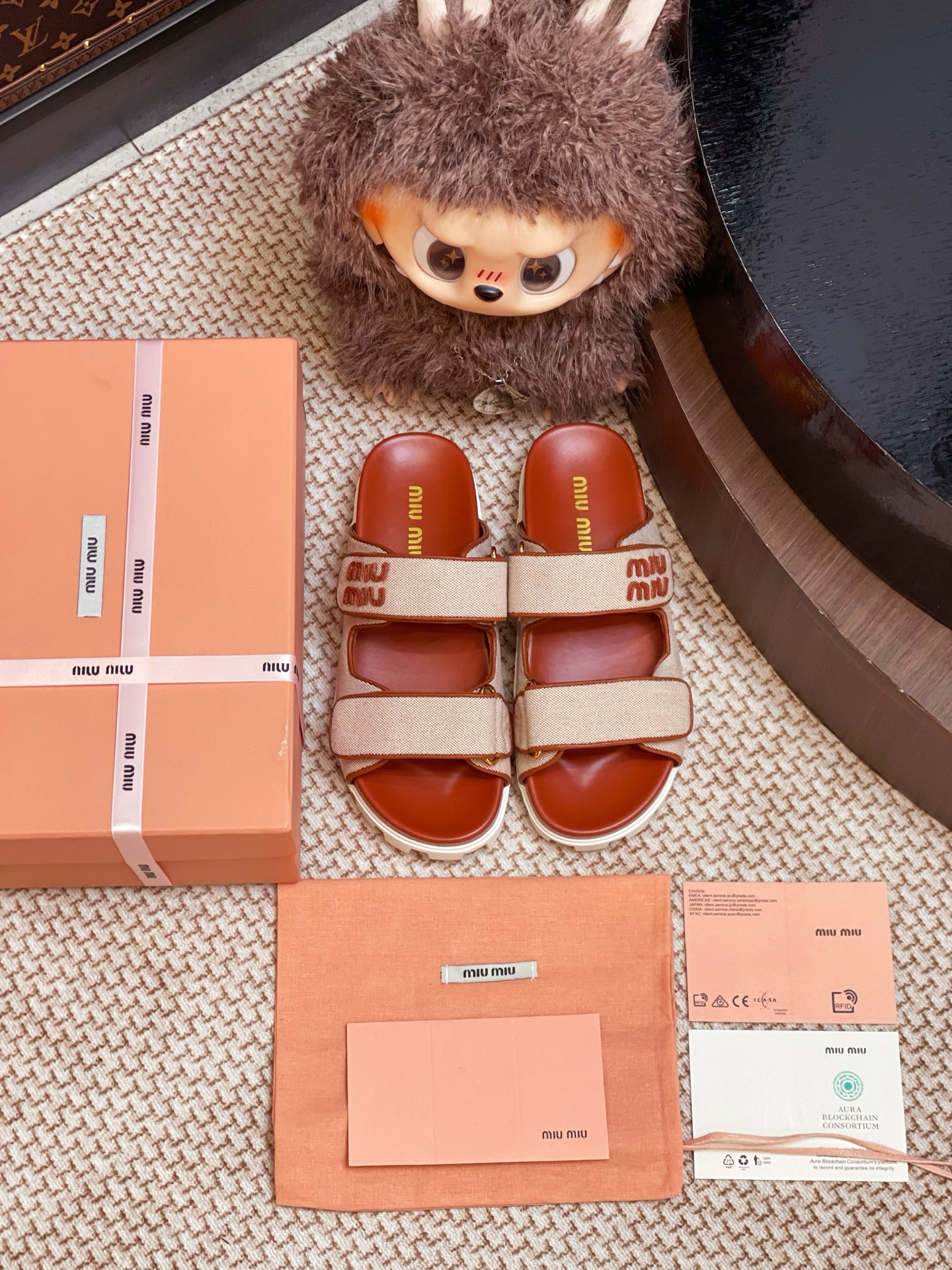 NO:391220,Miumiu slippers are purchased and developed for Zp, all customized materials, exclusive mold opening sole, all details are shipped together, and even the packaging is the same as the genuine one. Size: 35-40, slippers, miumiu, slippers19860909miumiu 拖鞋整双鞋子采购Zp开发打造,全部定制材料,独家开模大底,细节全部对版出货,连包装也做到跟正品一样.码数:35-40,拖鞋,miumiu,slippers,Women's Shoes