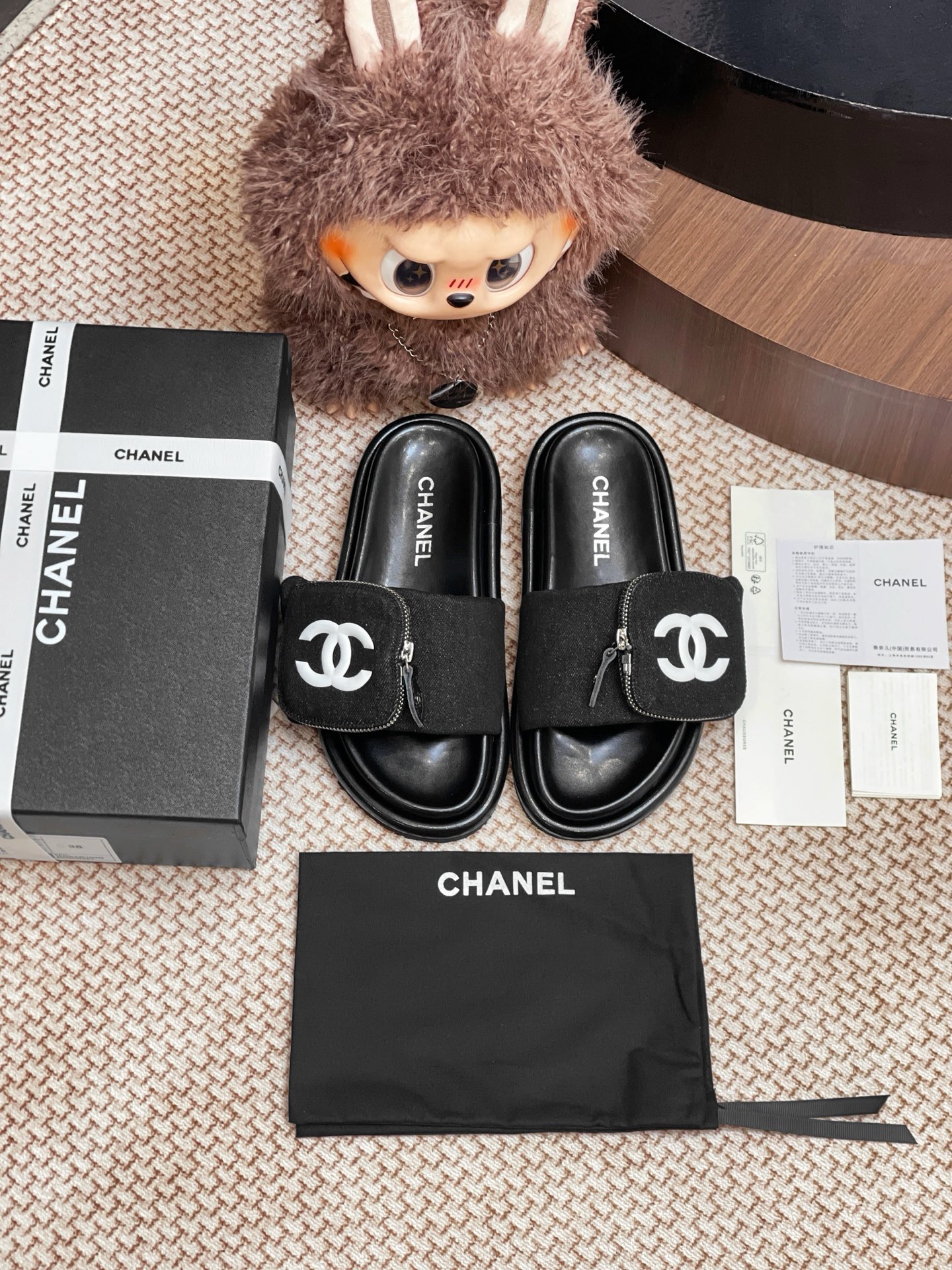 NO:409495,Chanel packaging and decoration slippers, the whole pair of shoes is purchased and developed by Zp, all customized materials, exclusive mold opening sole, all details are shipped together, and even the packaging is the same as the genuine one. Size: 35-41 (40 41 no return or exchange), slippers, chanel, slippers19860909香奈儿 包包装饰拖鞋整双鞋子采购Zp开发打造,全部定制材料,独家开模大底,细节全部对版出货,连包装也做到跟正品一样.码数:35-41（40 41不退换）,拖鞋,chanel,slippers,Women's Shoes