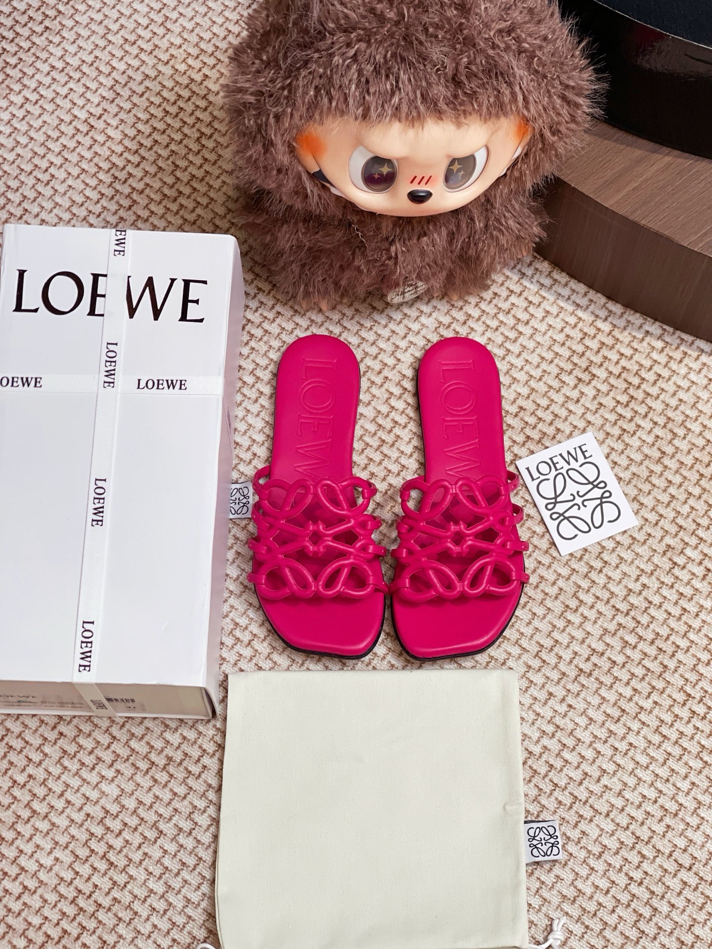 NO:414694,LOEWE genuine leather slippers are purchased and developed for Zp, all customized materials, exclusive mold opening sole, all details are shipped together, and even the packaging is the same as the genuine one. Size: 35-40 (40 custom made without return or exchange), slippers, loewe, slippers19860909LOEWE 真皮底拖鞋整双鞋子采购Zp开发打造,全部定制材料,独家开模大底,细节全部对版出货,连包装也做到跟正品一样.码数:35-40（40订做不退换）,拖鞋,loewe,slippers,Women's Shoes