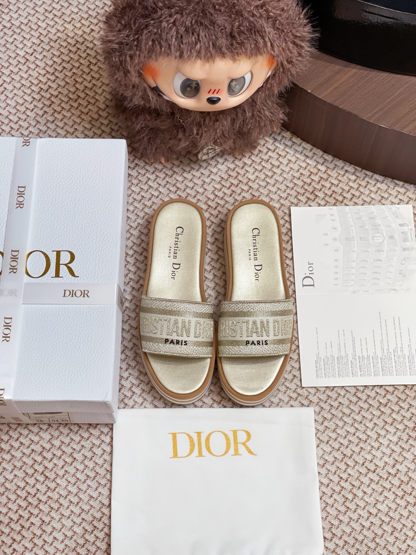 NO:417011,Dior thick-soled slippers are purchased and developed for Zp, all customized materials, exclusive mold opening sole, all details are shipped together, and even the packaging is the same as the genuine one. Size: 35-40 (40 custom made without return or exchange), slippers, dior, slippers19860909Dior 厚底拖鞋整双鞋子采购Zp开发打造,全部定制材料,独家开模大底,细节全部对版出货,连包装也做到跟正品一样.码数:35-40（40订做不退换）,拖鞋,dior,slippers,Women's Shoes