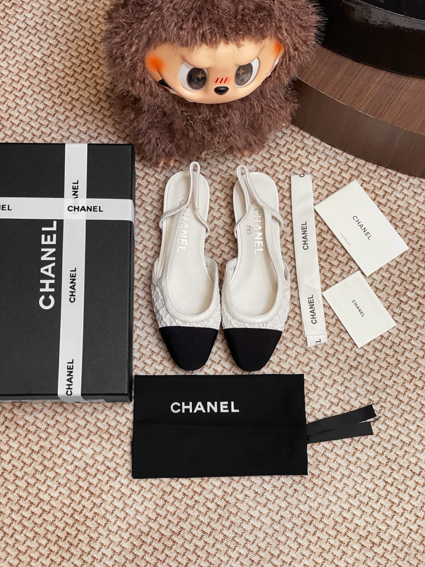 NO:421383,CHANEL lace sandals flat heel shoes are purchased and developed by Zp, all customized materials, exclusive mold opening sole, all details are shipped together, and even the packaging is the same as the genuine one. Size: 35-41 (40 41 custom made without return or exchange), sandals, chanel, sandals19860909CHANEL 蕾丝凉鞋 平跟整双鞋子采购Zp开发打造,全部定制材料,独家开模大底,细节全部对版出货,连包装也做到跟正品一样.码数:35-41（40 41订做不退换）,凉鞋,chanel,sandals,Women's Shoes