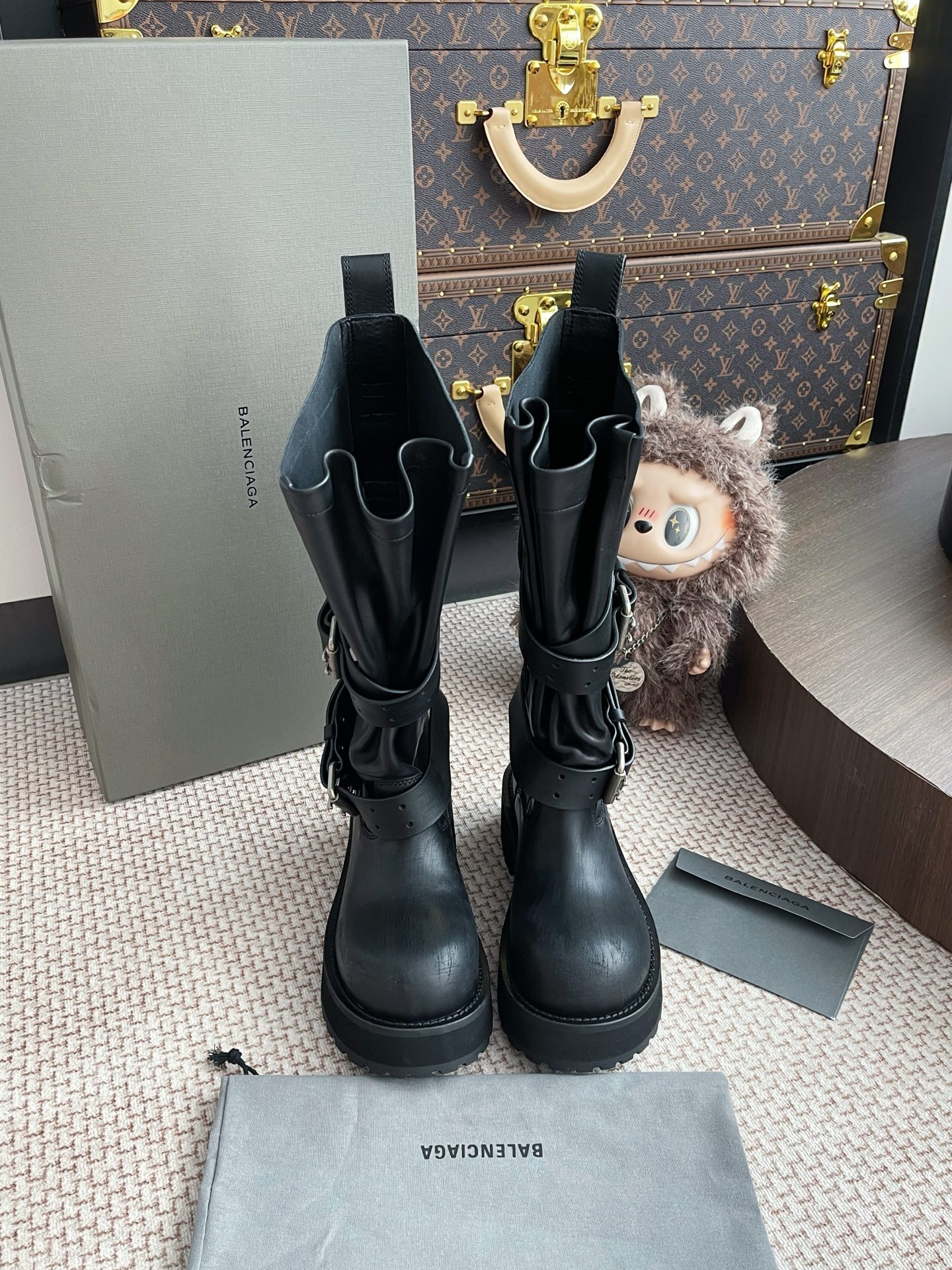 NO:443449,Balenciaga mechanical boots are purchased and developed for Zp, all customized materials, exclusive mold opening sole, all details are shipped together, and even the packaging is the same as the genuine one. Number of sizes: 35-39, boots, balenciaga, boots19860909巴黎世家机械靴整双鞋子采购Zp开发打造,全部定制材料,独家开模大底,细节全部对版出货,连包装也做到跟正品一样.码数:35-39,靴子,balenciaga,boots,Women's Shoes