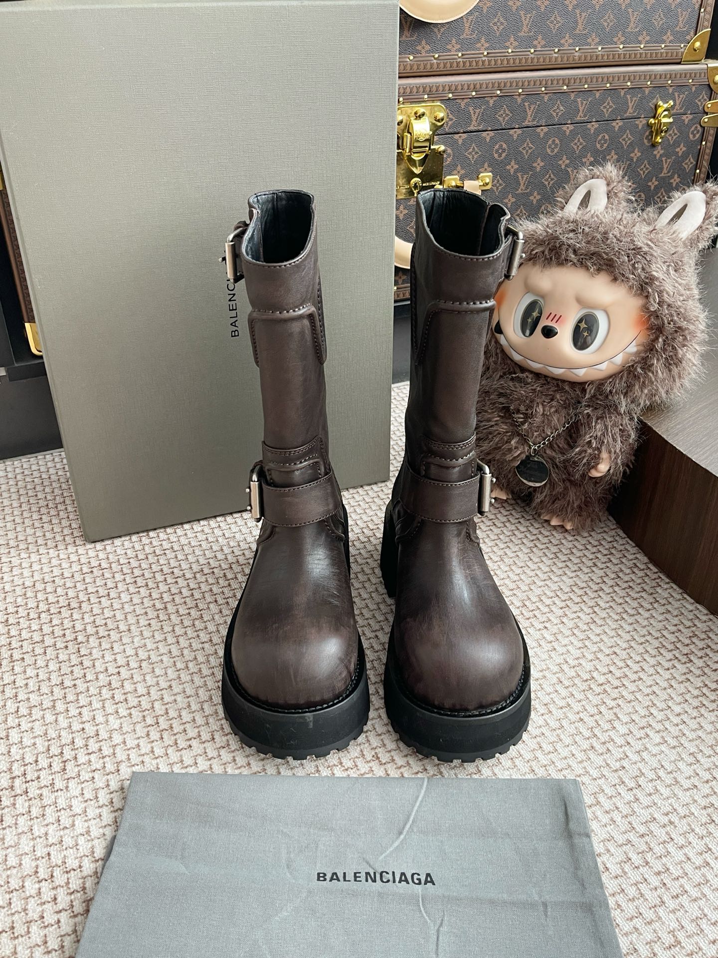 NO:443464,Balenciaga mechanical boots are purchased and developed for Zp, all customized materials, exclusive mold opening sole, all details are shipped together, and even the packaging is the same as the genuine one. Number of sizes: 35-39, boots, balenciaga, boots19860909巴黎世家机械靴整双鞋子采购Zp开发打造,全部定制材料,独家开模大底,细节全部对版出货,连包装也做到跟正品一样.码数:35-39,靴子,balenciaga,boots,Women's Shoes