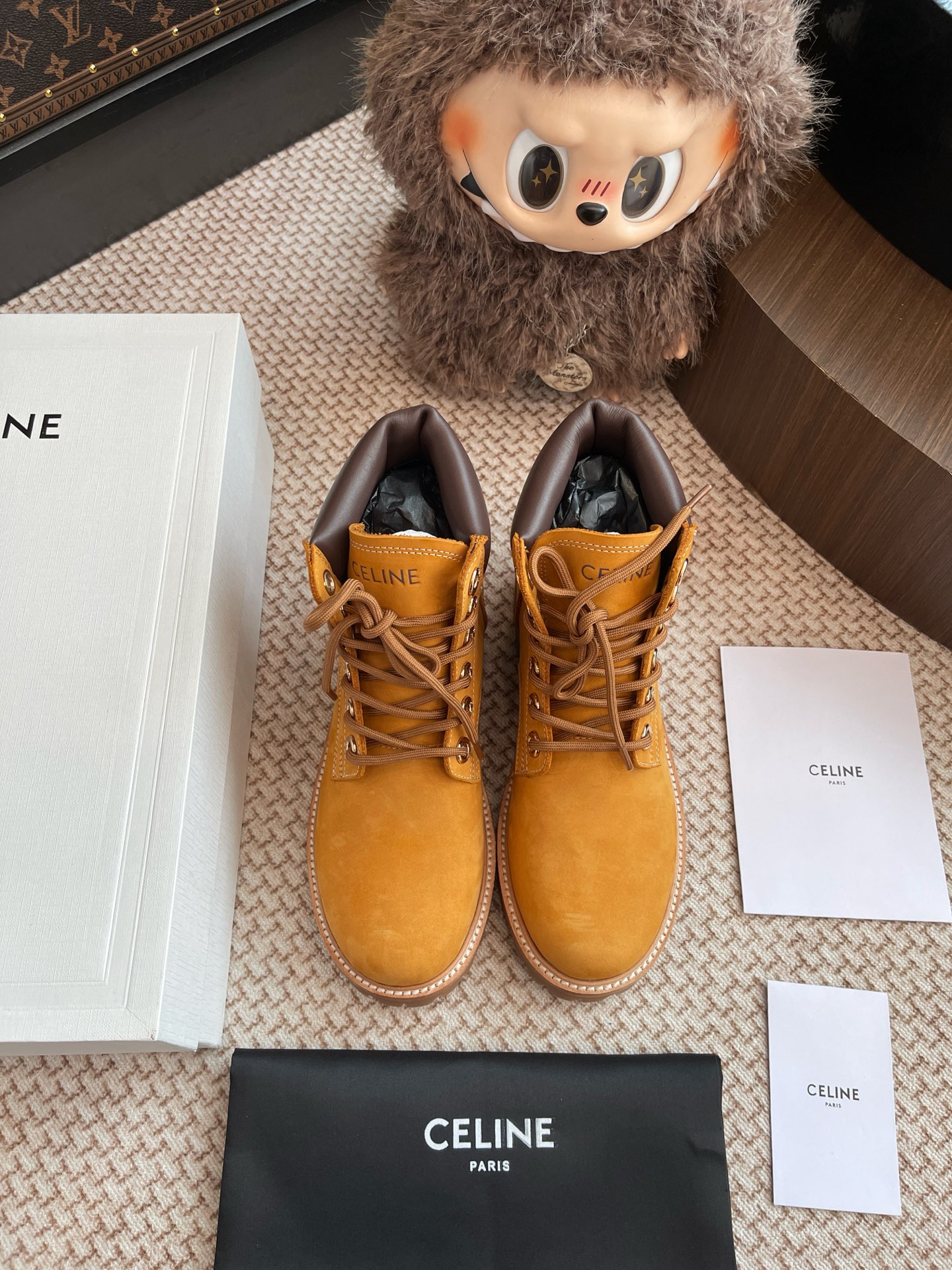 NO:447193,CELINE mid-top shoes are purchased and developed and developed by Zp, all customized materials, exclusive mold opening sole, all details are shipped together, and even the packaging is the same as the genuine one. Size: Women 35-40 Men 39-45, boots, celine, boots19860909CELINE 中帮鞋整双鞋子采购Zp开发打造,全部定制材料,独家开模大底,细节全部对版出货,连包装也做到跟正品一样.码数:女35-40 男39-45,靴子,celine,boots,Women's Shoes