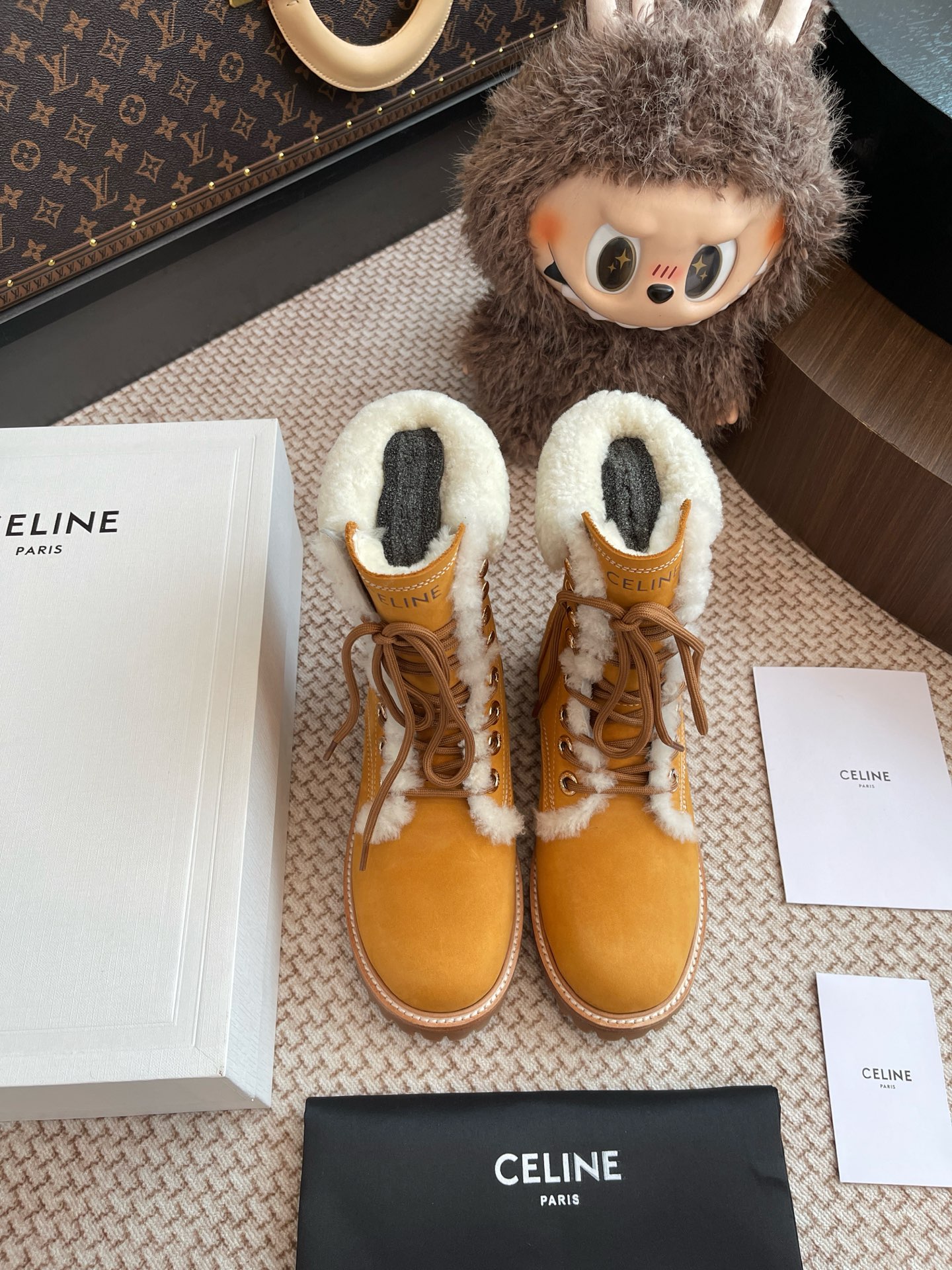 NO:447217,CELINE high-top furry shoes are purchased and developed for Zp, all customized materials, exclusive mold opening sole, all details are shipped together, and even the packaging is the same as the genuine one. Size: Women 35-40 Men 39-45, boots, celine, boots19860909CELINE 高帮毛里鞋整双鞋子采购Zp开发打造,全部定制材料,独家开模大底,细节全部对版出货,连包装也做到跟正品一样.码数:女35-40 男39-45,靴子,celine,boots,Women's Shoes