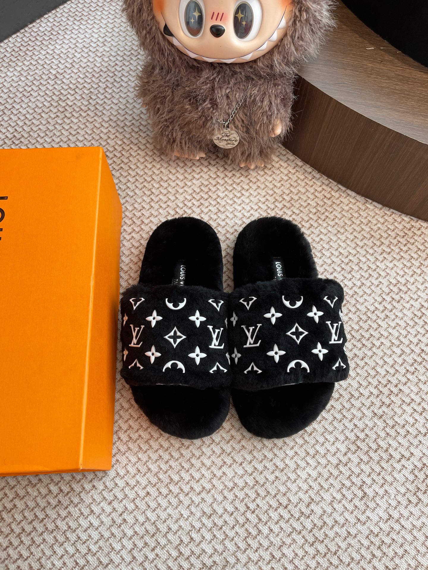 NO:478304,LV wool slippers whole pair of shoes are purchased and developed by Zp, all customized materials, exclusive mold opening sole, all details are shipped together, and even the packaging is the same as the genuine one. Size: women's 35-40, wool slippers, louis vuitton, slippers19860909LV 毛拖鞋整双鞋子采购Zp开发打造,全部定制材料,独家开模大底,细节全部对版出货,连包装也做到跟正品一样.码数:女35-40,毛毛鞋拖鞋,louis vuitton,slippers,Women's Shoes