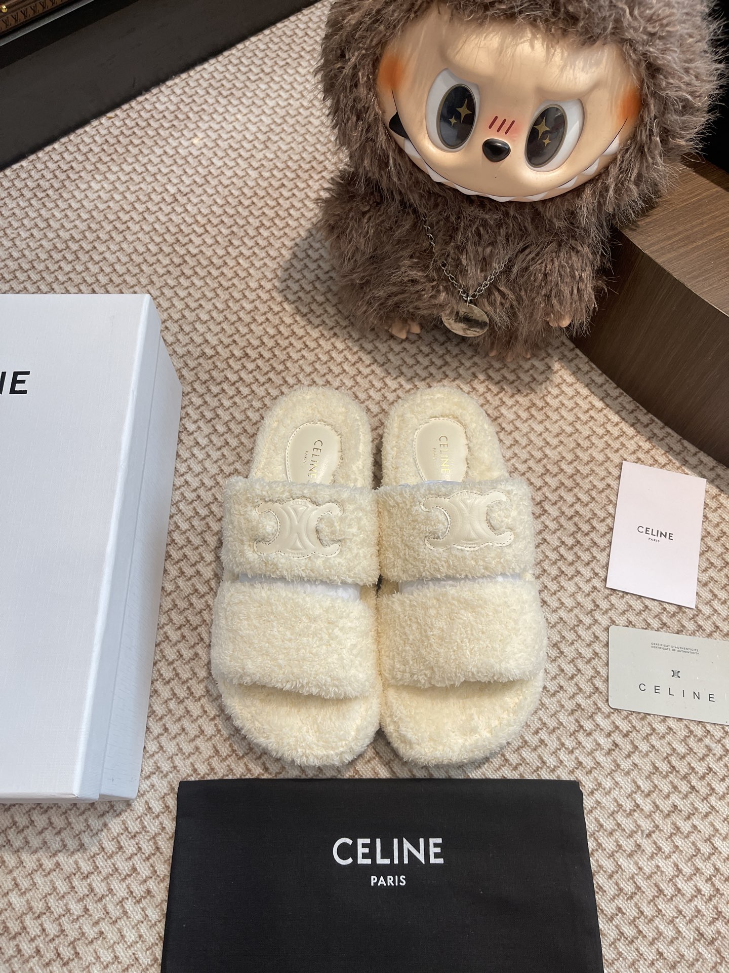 NO:461391,CELINE wool slippers The whole pair of shoes is purchased and developed by Zp, all customized materials, exclusive mold opening sole, all details are shipped together, and even the packaging is the same as the genuine one. Size: 35-40, wool slippers, celine, slippers19860909CELINE 毛拖鞋 整双鞋子采购Zp开发打造,全部定制材料,独家开模大底,细节全部对版出货,连包装也做到跟正品一样.码数:35-40,毛毛鞋拖鞋,celine,slippers,Women's Shoes