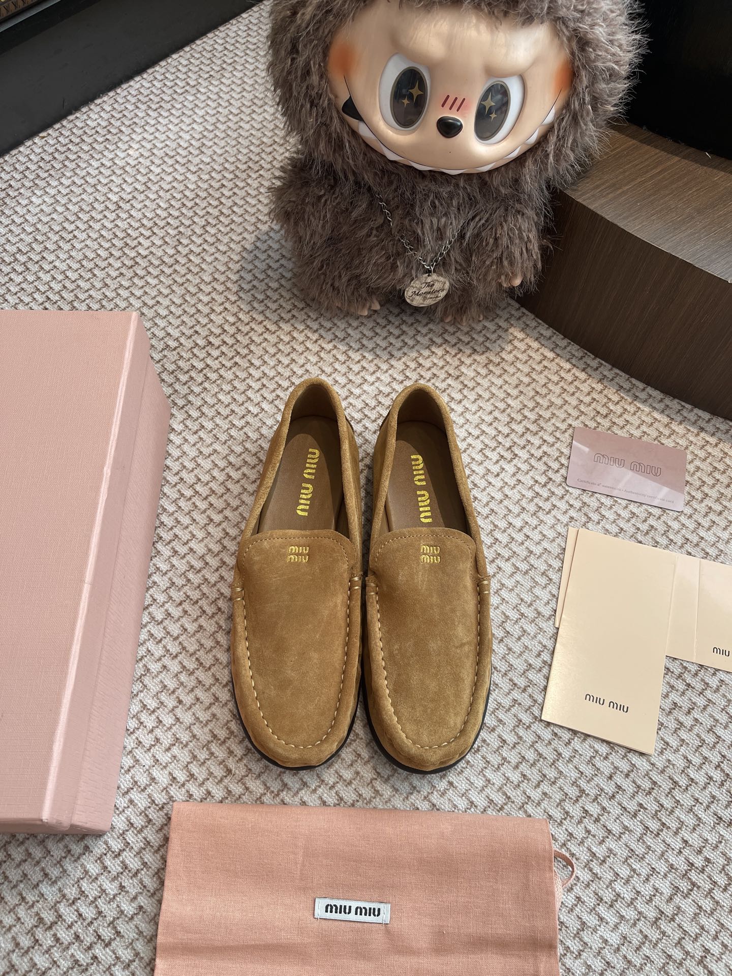 NO:461001,Miumiu Loafers' complete pair of shoes are purchased and developed. All customized materials are customized, exclusive mold opening sole, all details are shipped together, and even the packaging is the same as the genuine one. Number of sizes: 35-40, Loafers, miumiu, loafers19860909miumiu 乐福鞋整双鞋子采购Zp开发打造,全部定制材料,独家开模大底,细节全部对版出货,连包装也做到跟正品一样.码数:35-40,乐福鞋,miumiu,loafers,Women's Shoes