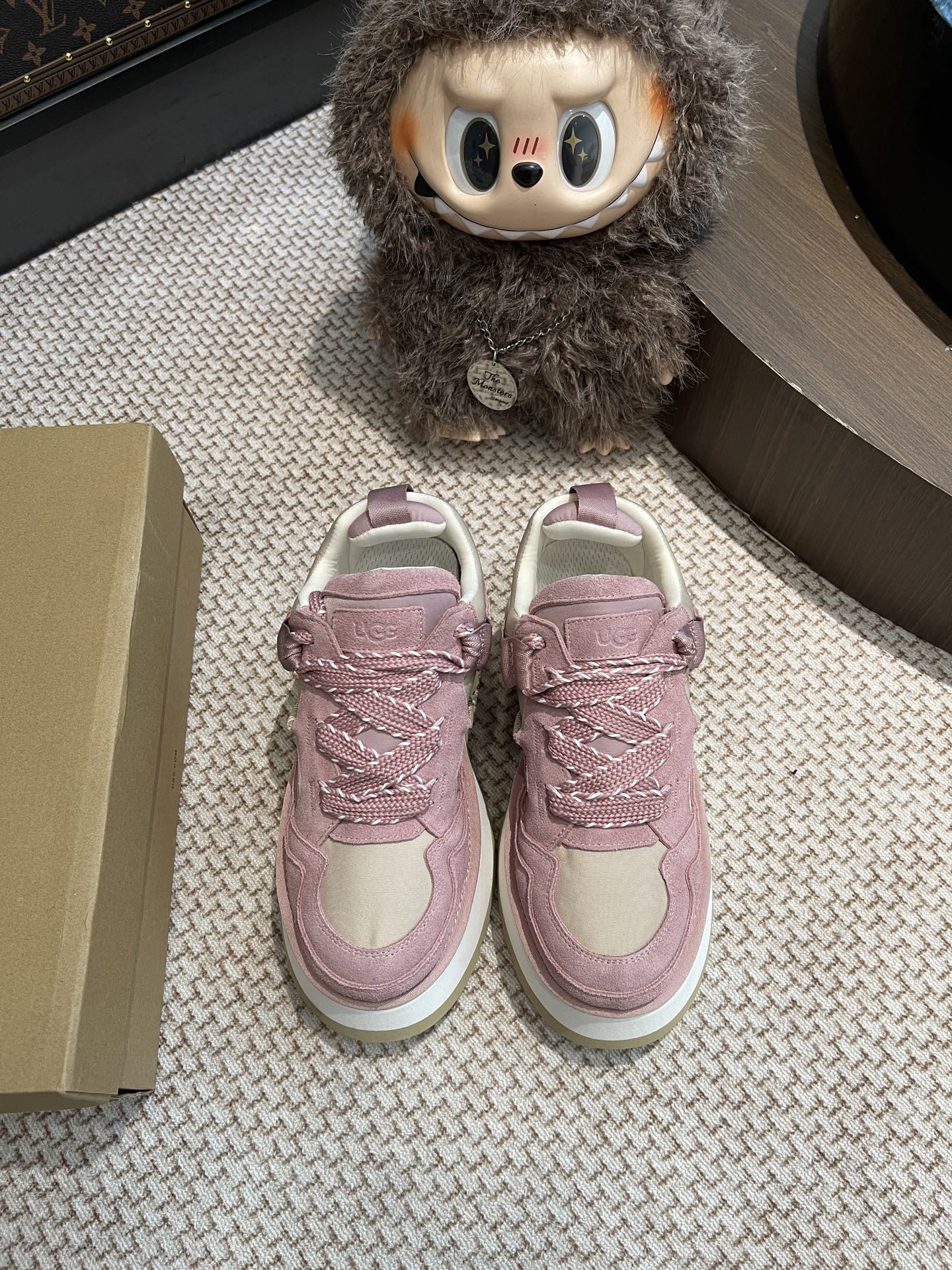 NO:464234,UGG 25 new thick-soled shoes are purchased and developed for the whole pair of shoes, developed and created by Zp, all customized materials, exclusive mold opening and outsole, all details are shipped together, and even the packaging is the same as the genuine one. Size: 35-40, casual shoes/sports shoes, sneakers19860909UGG 25新款厚底鞋整双鞋子采购Zp开发打造,全部定制材料,独家开模大底,细节全部对版出货,连包装也做到跟正品一样.码数:35-40,休闲鞋/运动鞋,sneakers,Women's Shoes